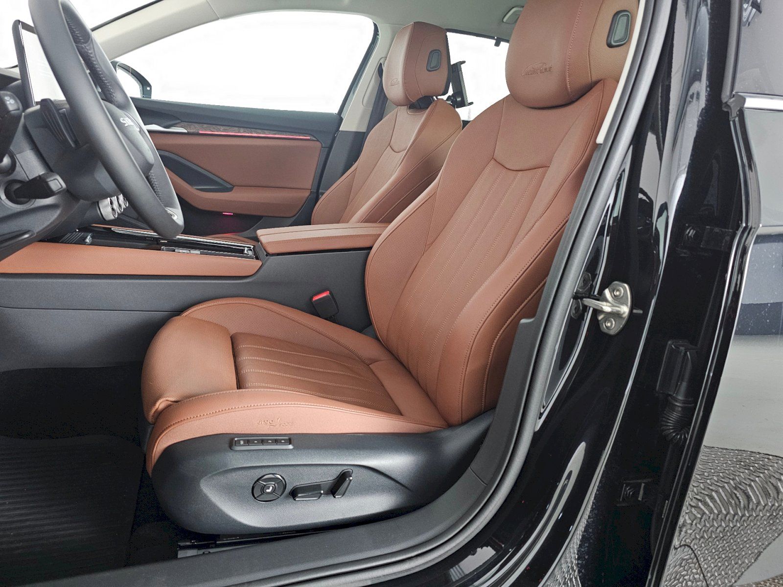 Škoda Superb, 2.0TDI 110kW LAURIN A KLEMENT - fotka 6