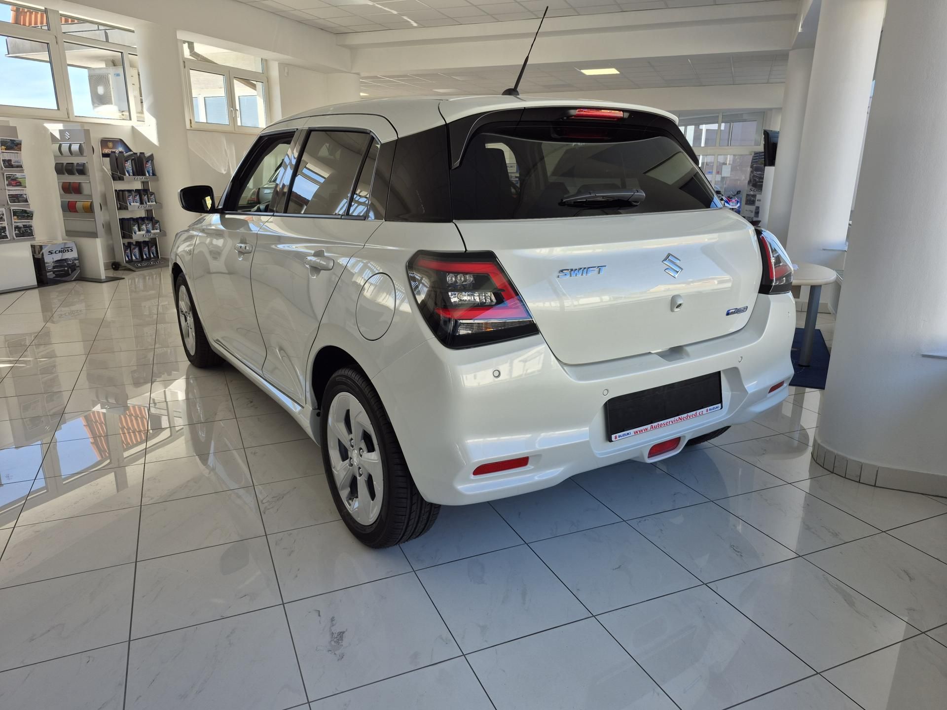 Suzuki Swift, 1,2 Premium Hybrid CVT - fotka 3