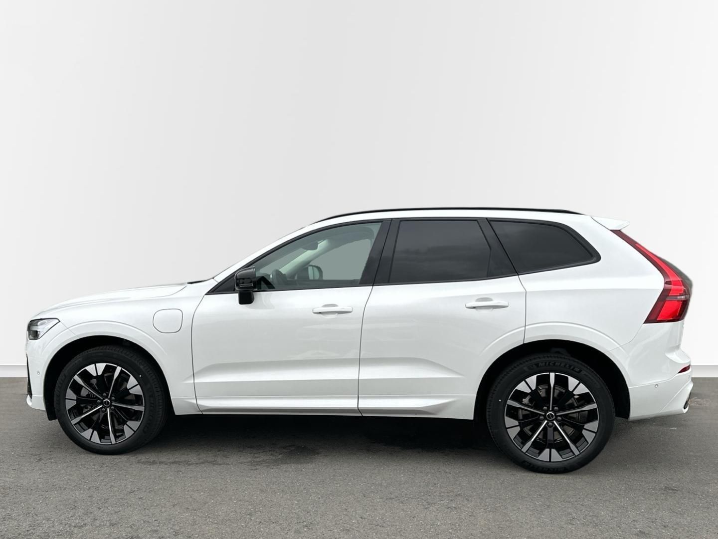 Volvo XC60, 2.0T6 AWD 293kW 4x4  PLUS DARK - fotka 2