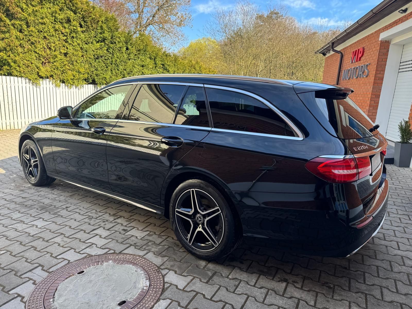 Mercedes-Benz Třídy E, E220d-4M-AMG-ČR - fotka 3
