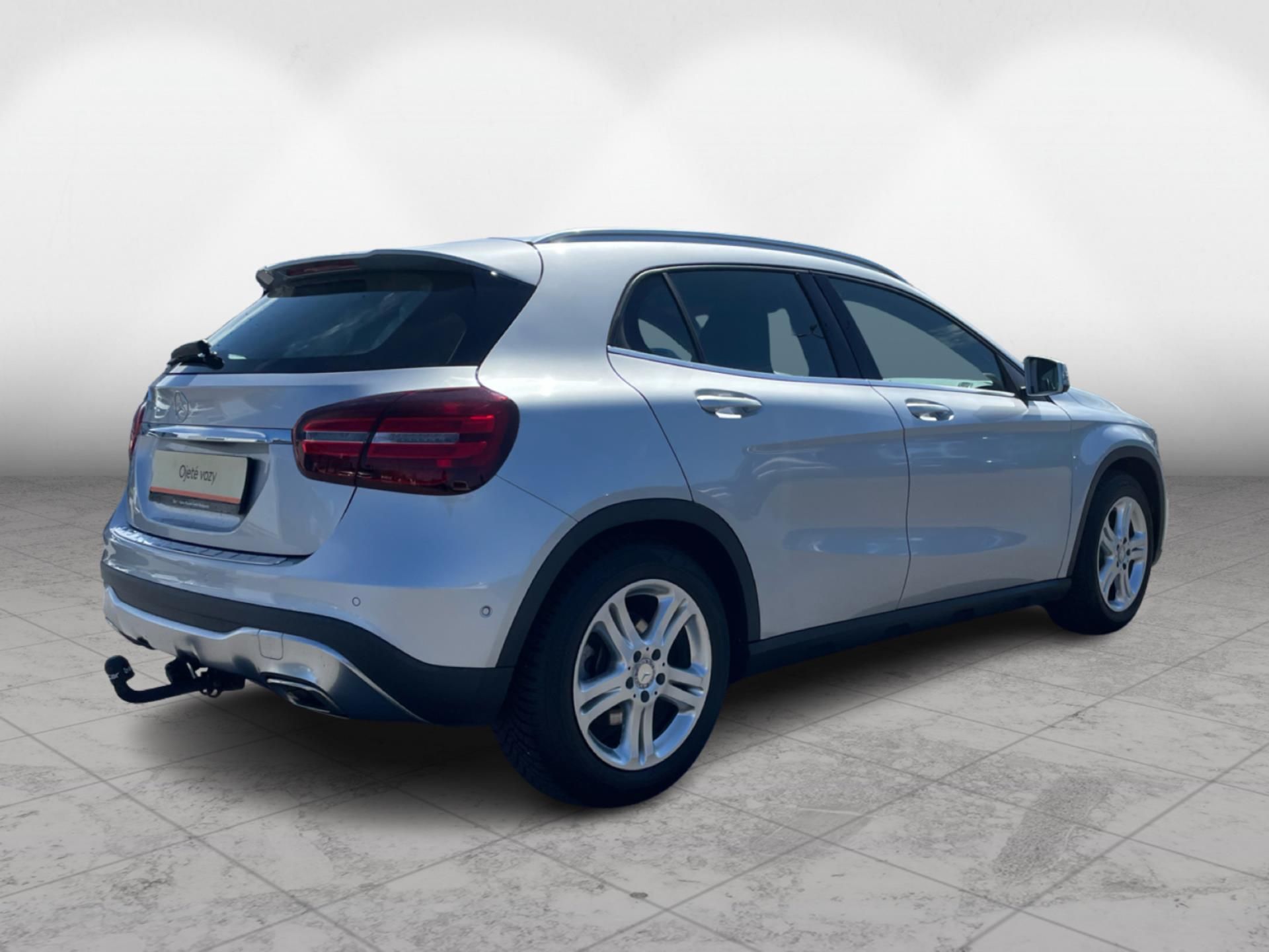 Mercedes-Benz GLA, 180 i - fotka 2