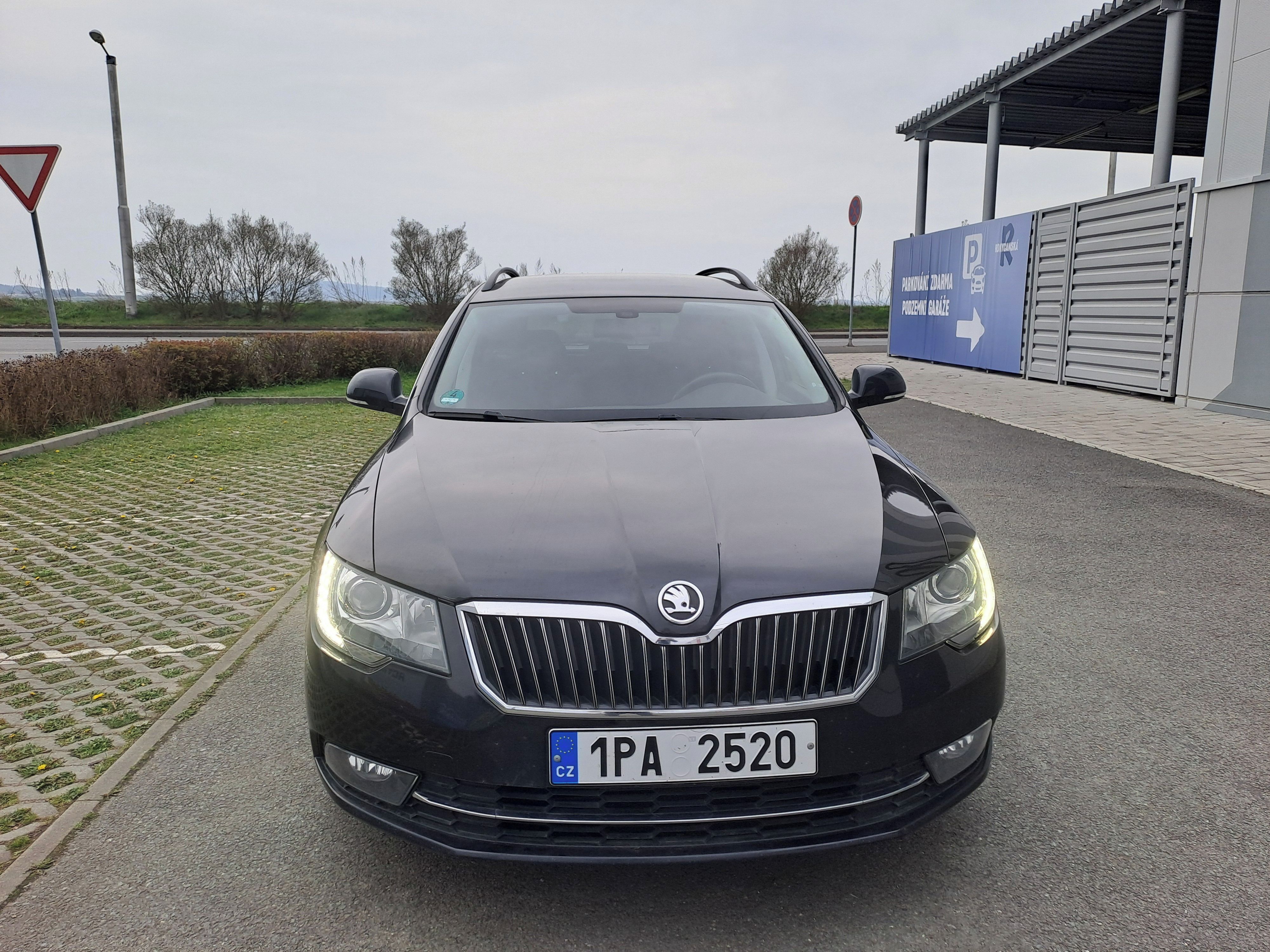 Škoda Superb, 2.0TDI 125KW PĚKNÉ,SERVISOVANÉ - fotka 2