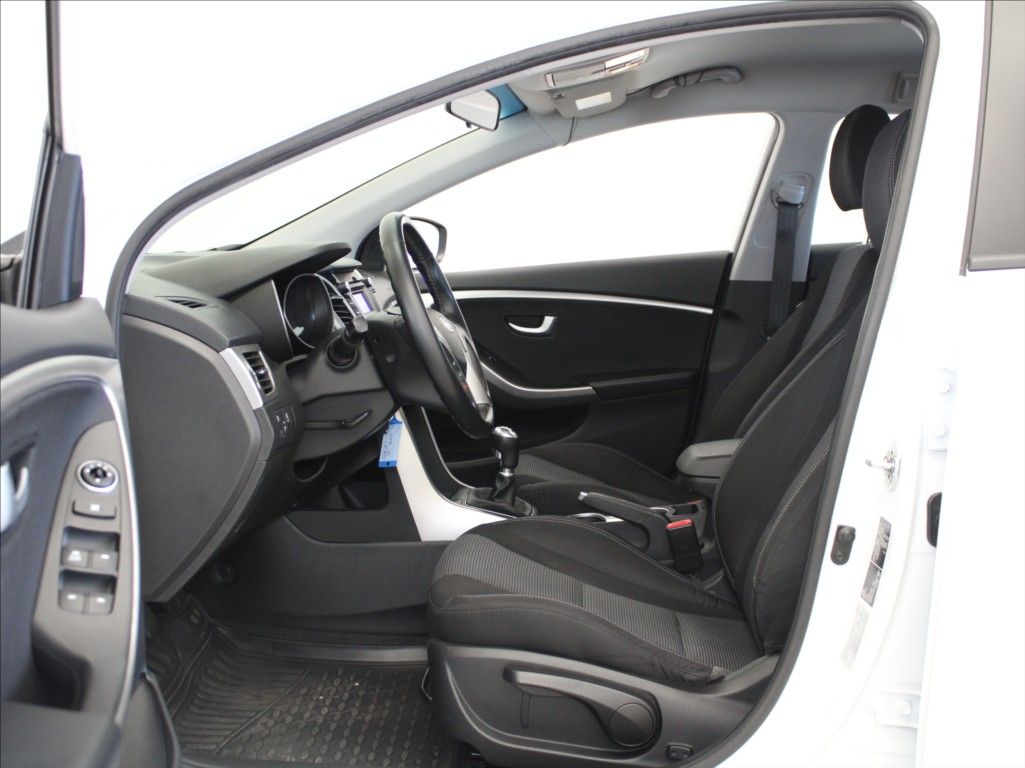 Hyundai i30, 1,6 GDI 99kW Tricolor 1.maj.ČR - fotka 6