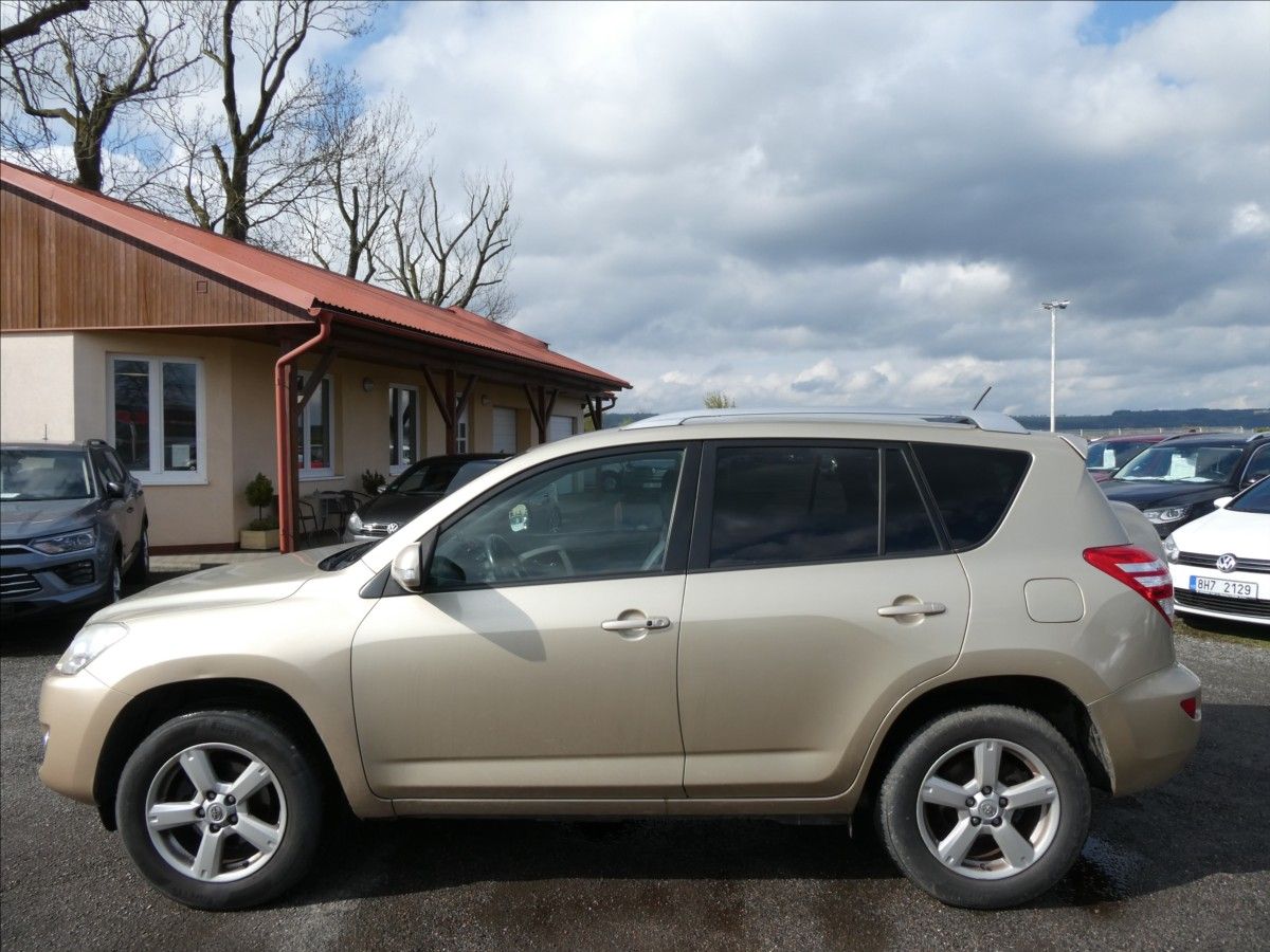 Toyota Rav4, 2,2 D-4D 110kW 4x4,ČR,2.majite - fotka 5