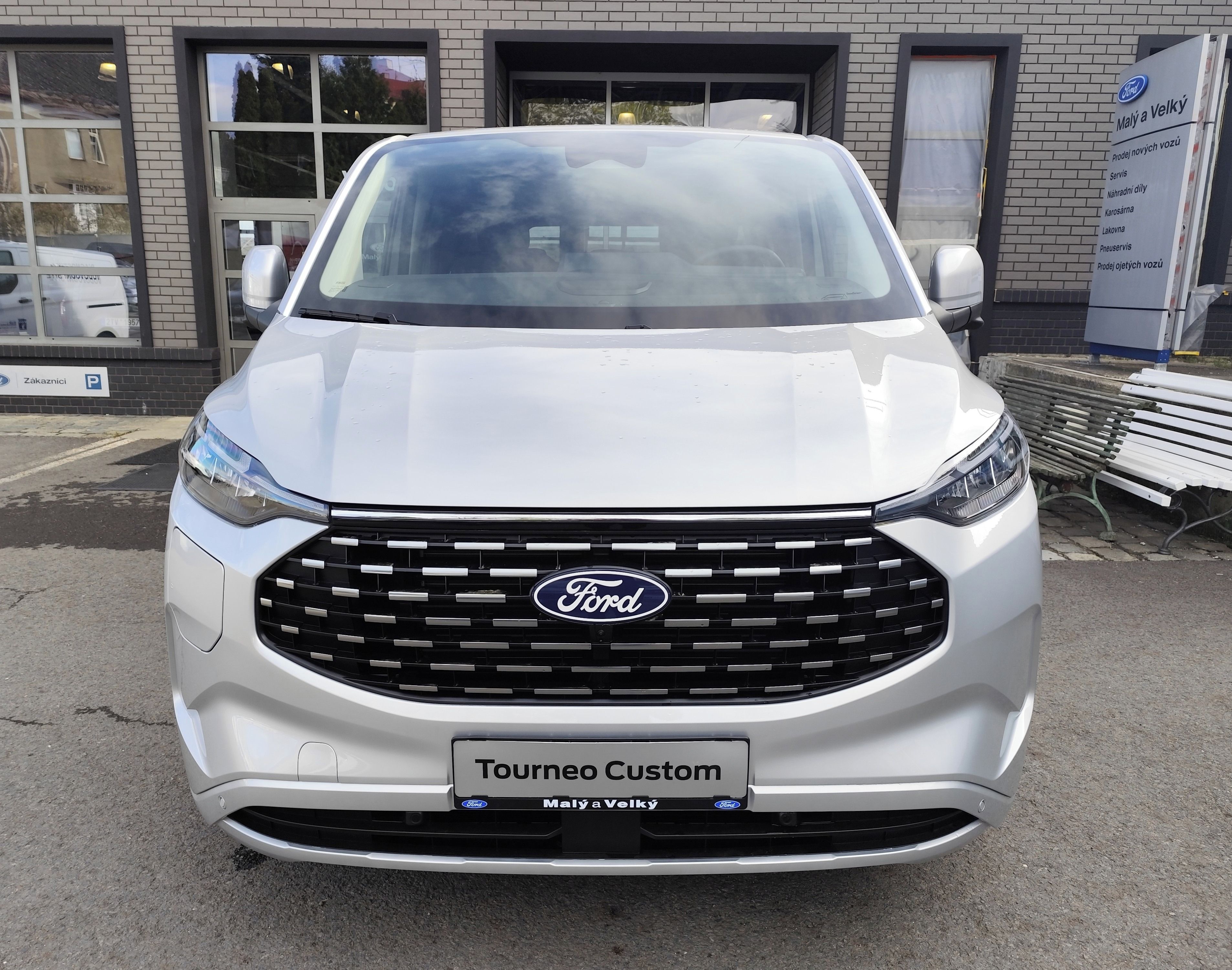 Ford Tourneo Custom, 2.5 PHEV 171kW ECVT aut. - fotka 2