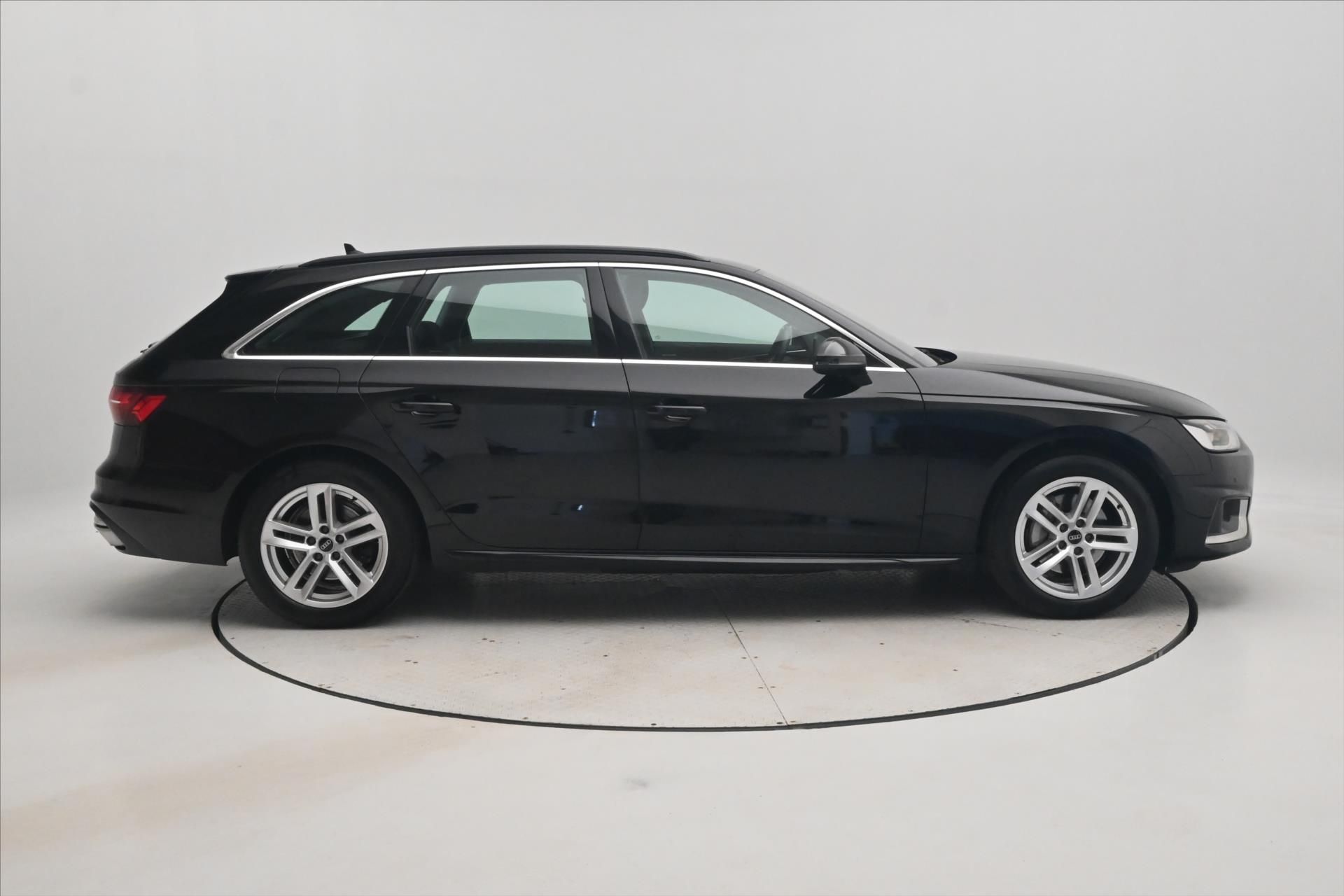Audi A4, 2,0 40TDI 150 kW VOZIDLO PŘIPR - fotka 4