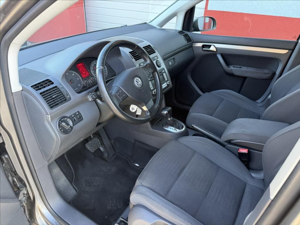 Volkswagen Touran, 2,0 TDi DSG highline 7-míst - fotka 4