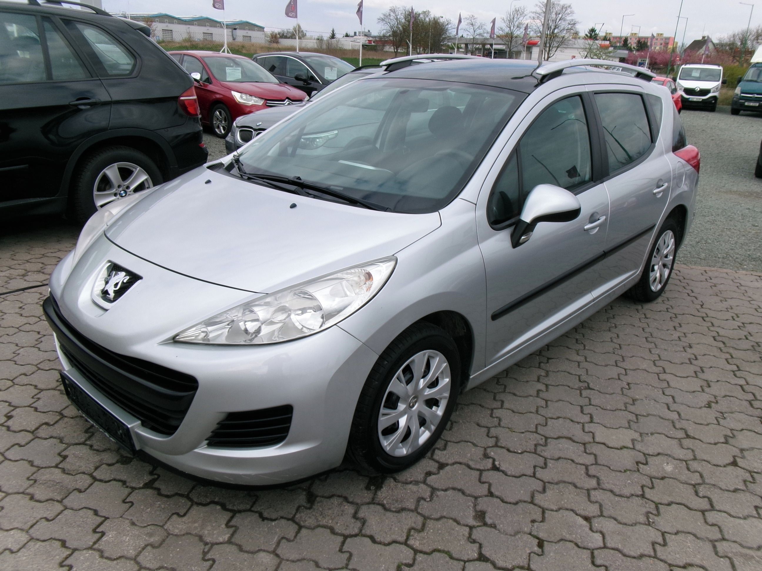 Peugeot 207, 1.4i 70kw,Panorama,serviska - fotka 3