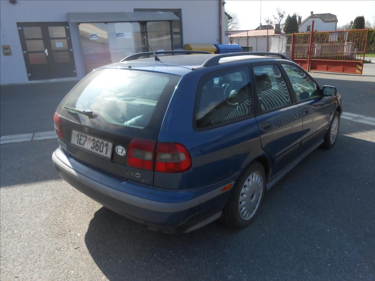 Volvo V40, 1,9 D 70Kw - fotka 6