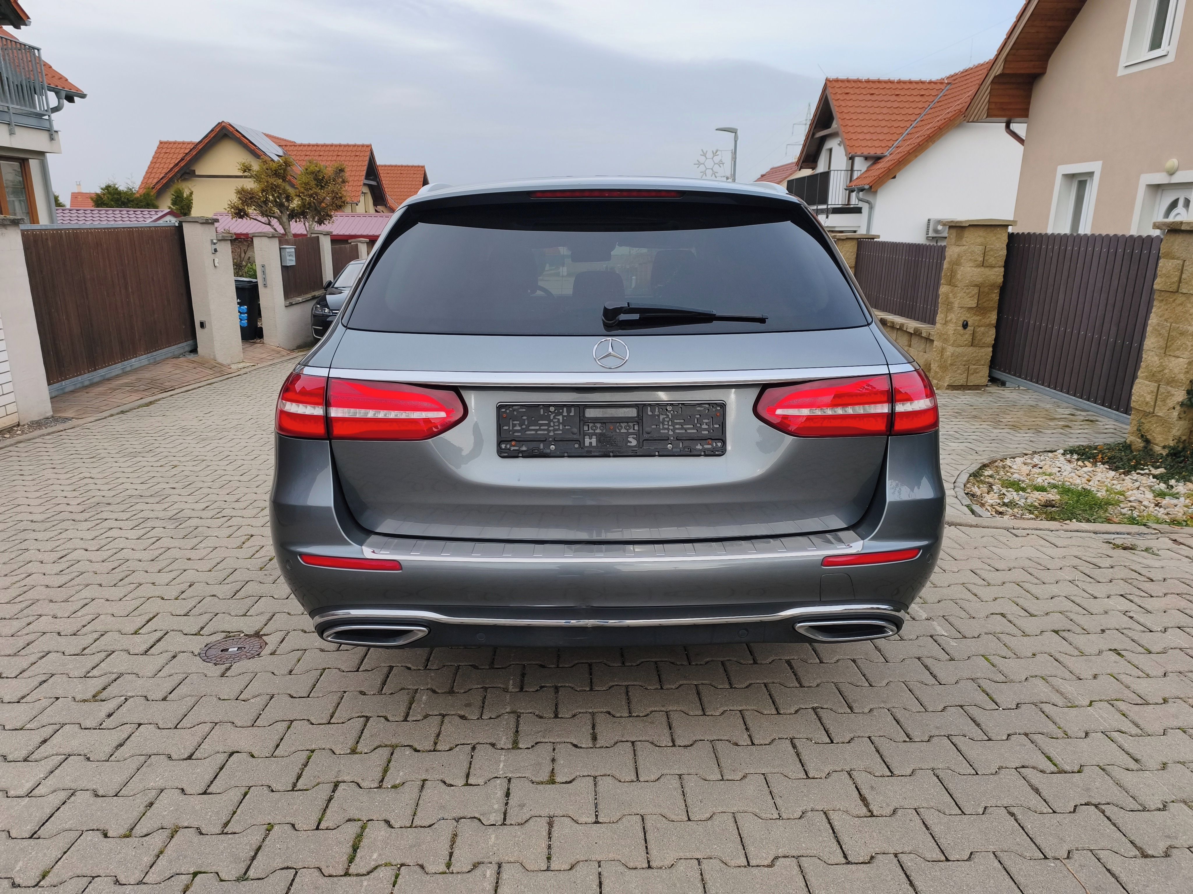 Mercedes-Benz Třídy E, MAXvýb*PANO*ACC*HUD*TAŽNÉ*atd! - fotka 4