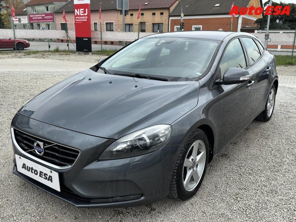 Volvo V40, 1.6 D,AC,tempo,park.čidla - fotka 3