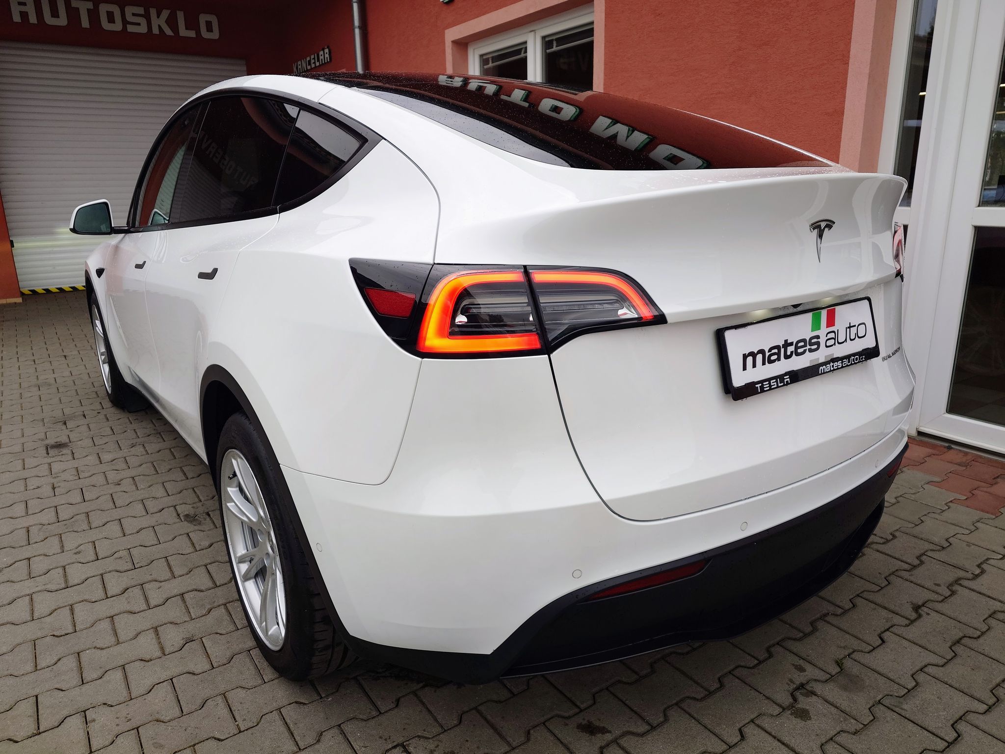 Tesla Model Y, Long Range Dual Motor 378 kW S - fotka 4
