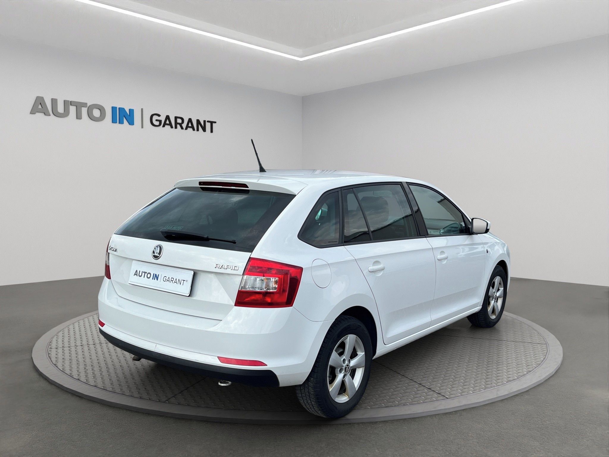 Škoda Rapid, Spaceback AMBIENTE 1.6 TDi 77k - fotka 5