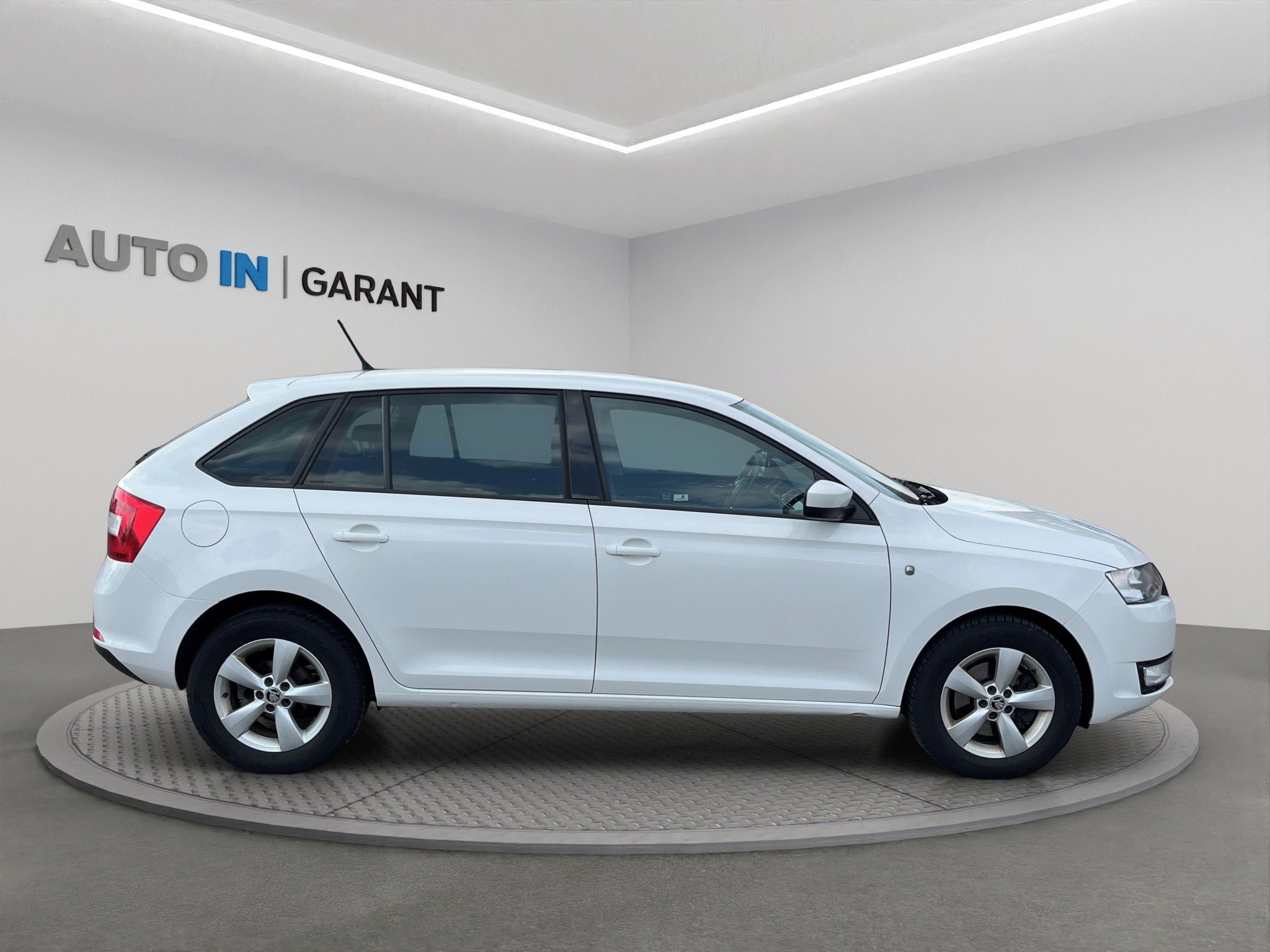 Škoda Rapid, Spaceback AMBIENTE 1.6 TDi 77k - fotka 4