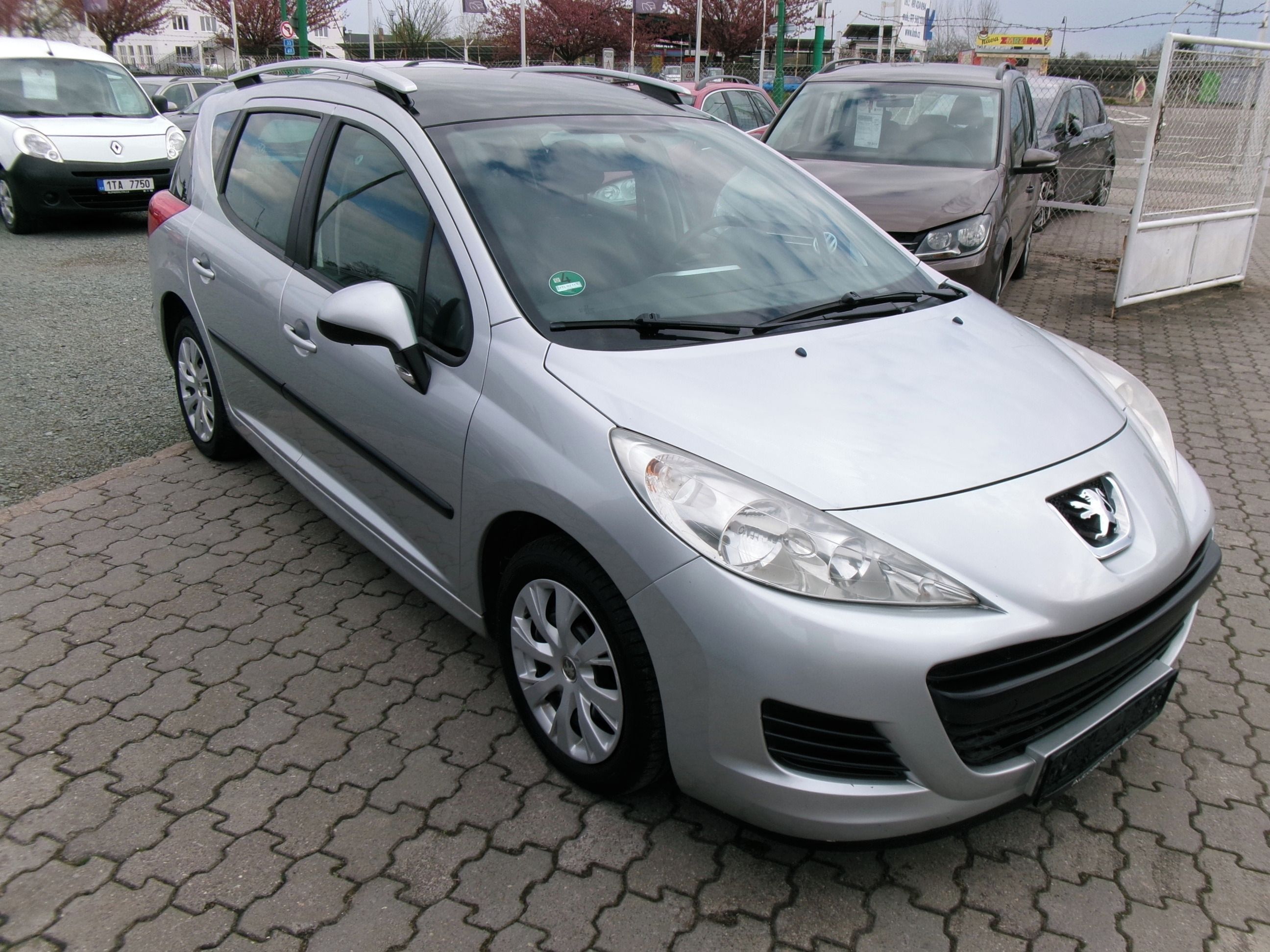 Peugeot 207, 1.4i 70kw,Panorama,serviska