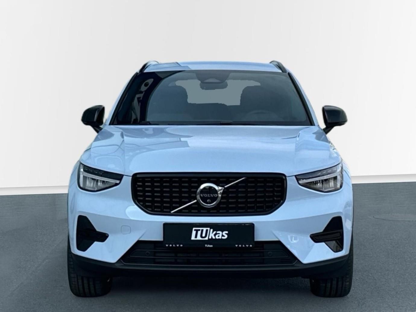 Volvo XC40, 2.0 B3 PLUS DARK - fotka 3