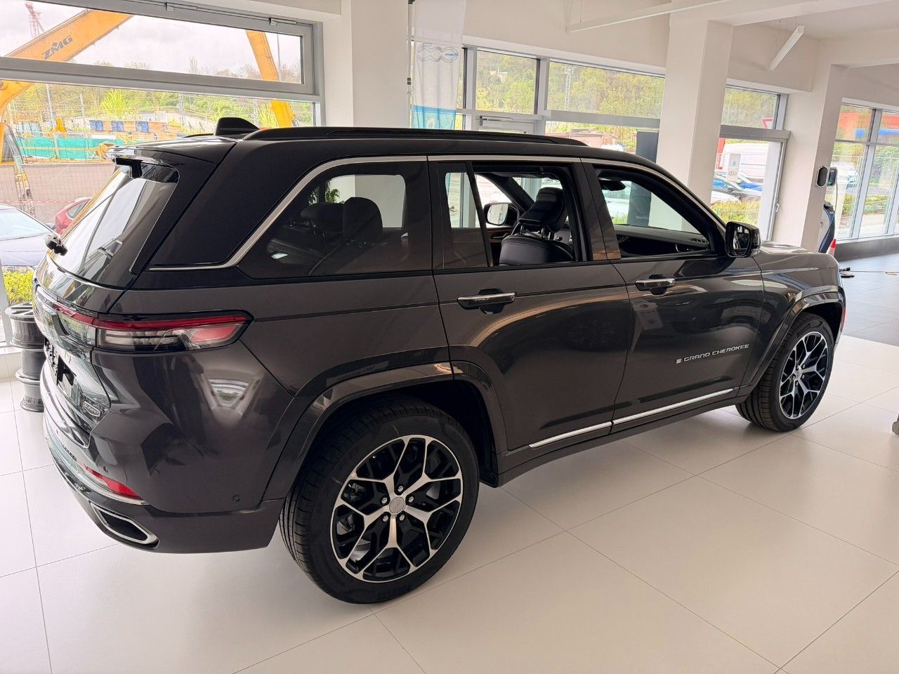 Jeep Grand Cherokee, Summit Reserve 2.0 Turbo 4xe P - fotka 4