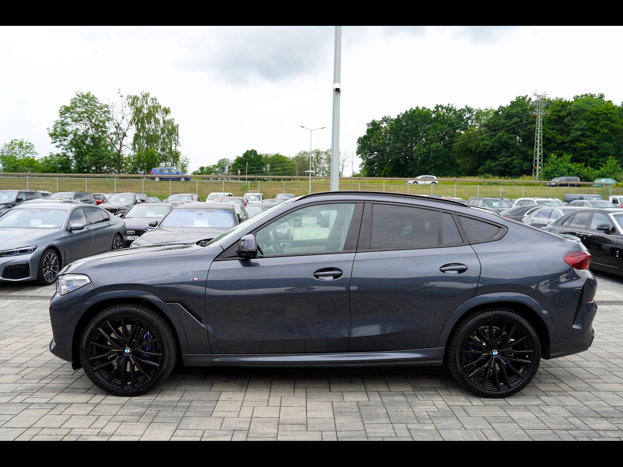 BMW X6, M50i xDrive Lasery, ČR, 530PS - fotka 3