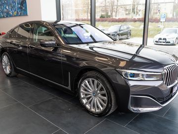 740d xDrive Sedan