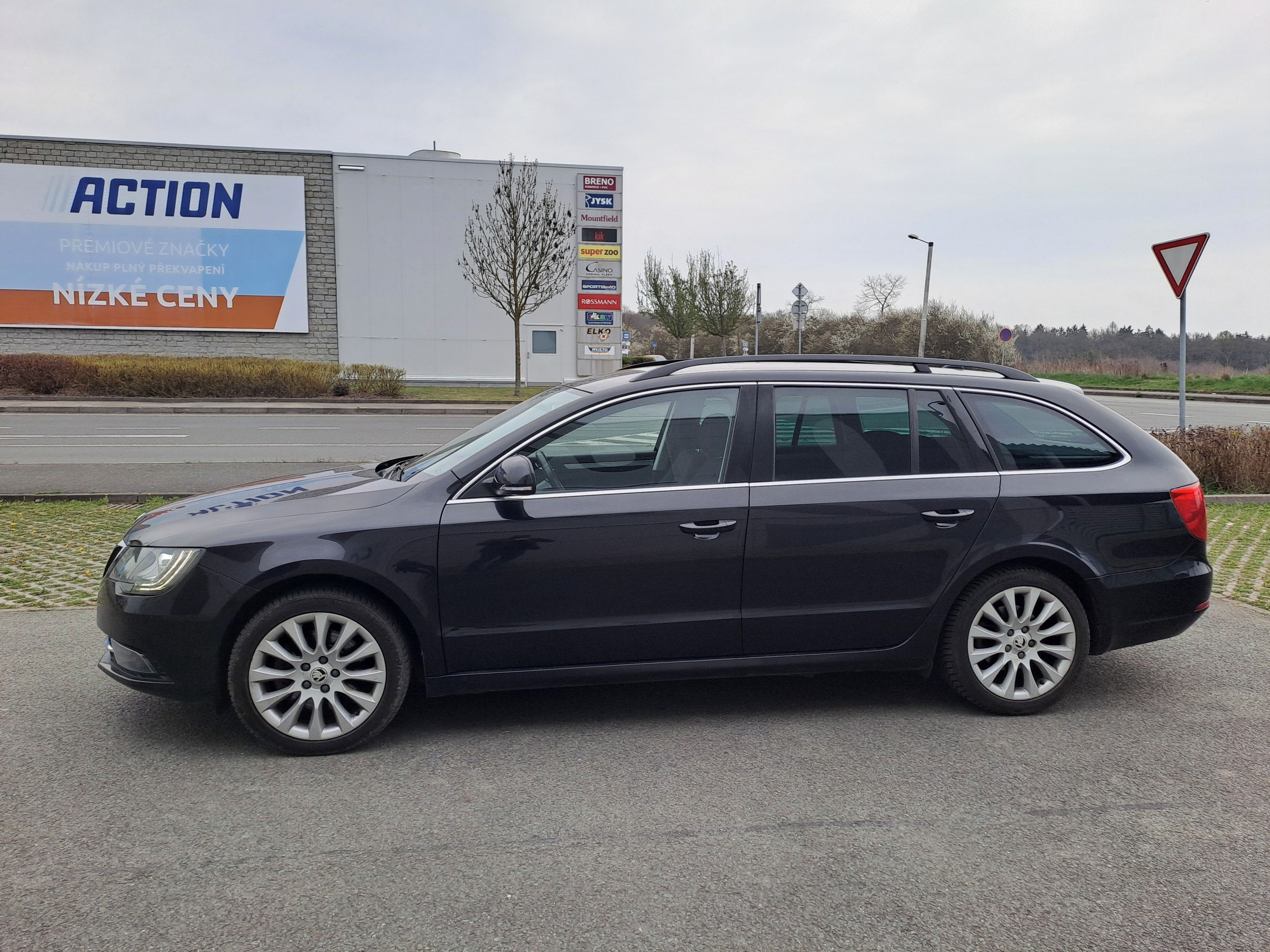 Škoda Superb, 2.0TDI 125KW PĚKNÉ,SERVISOVANÉ - fotka 4