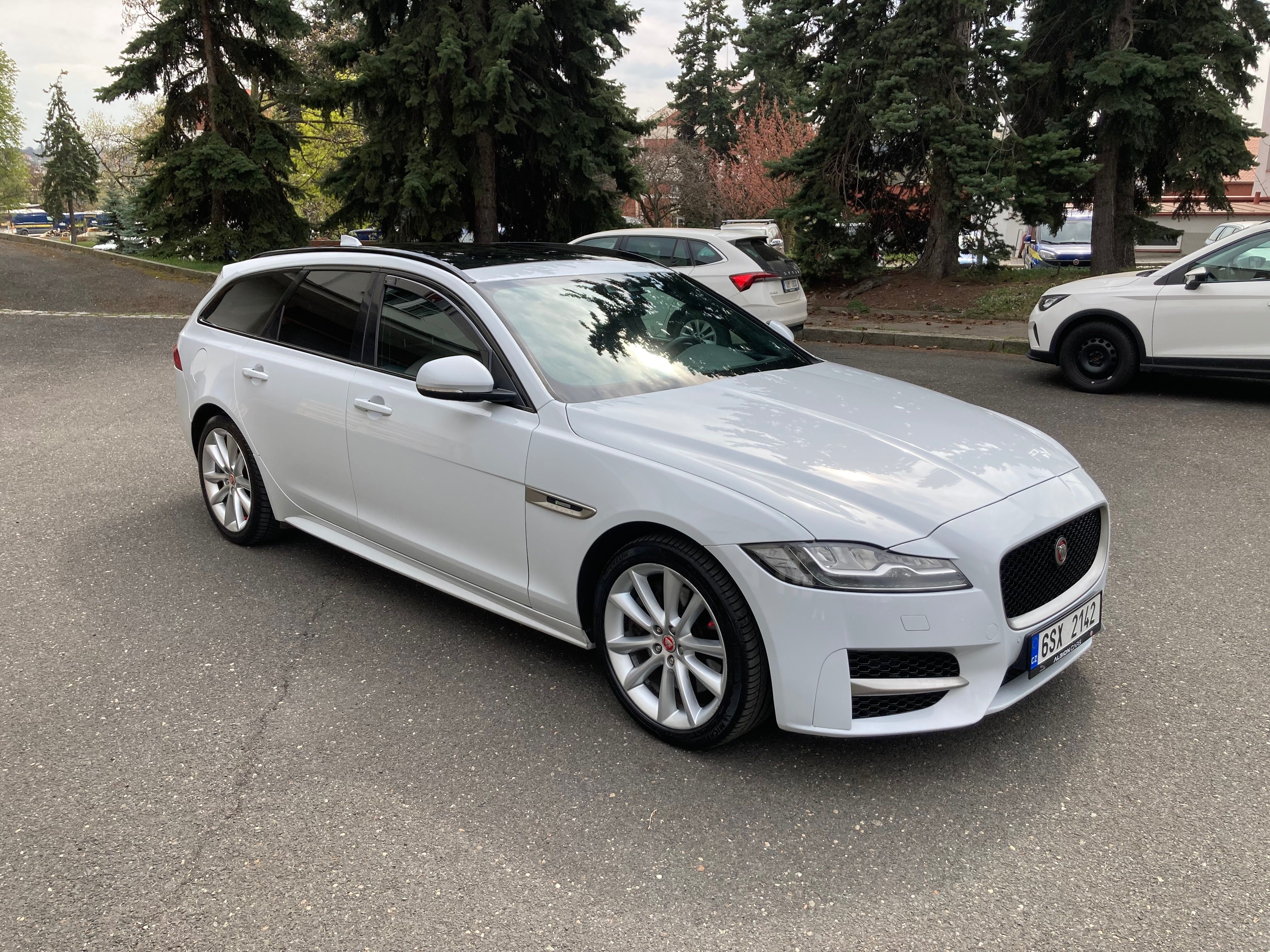 Jaguar XF, R-SPORT 25d 177kW AWD ČR STK - fotka 3