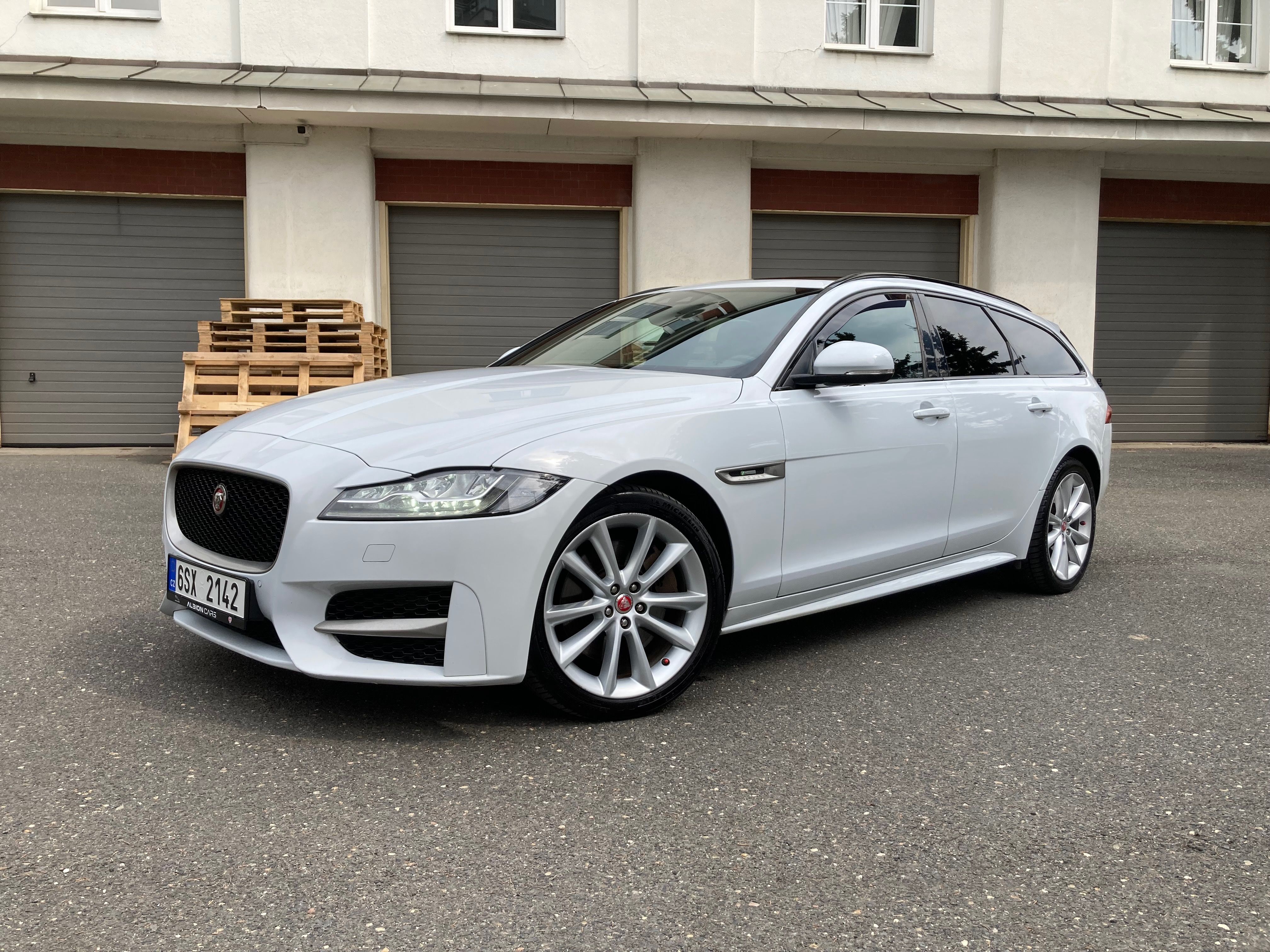 Jaguar XF, R-SPORT 25d 177kW AWD ČR STK - fotka 2