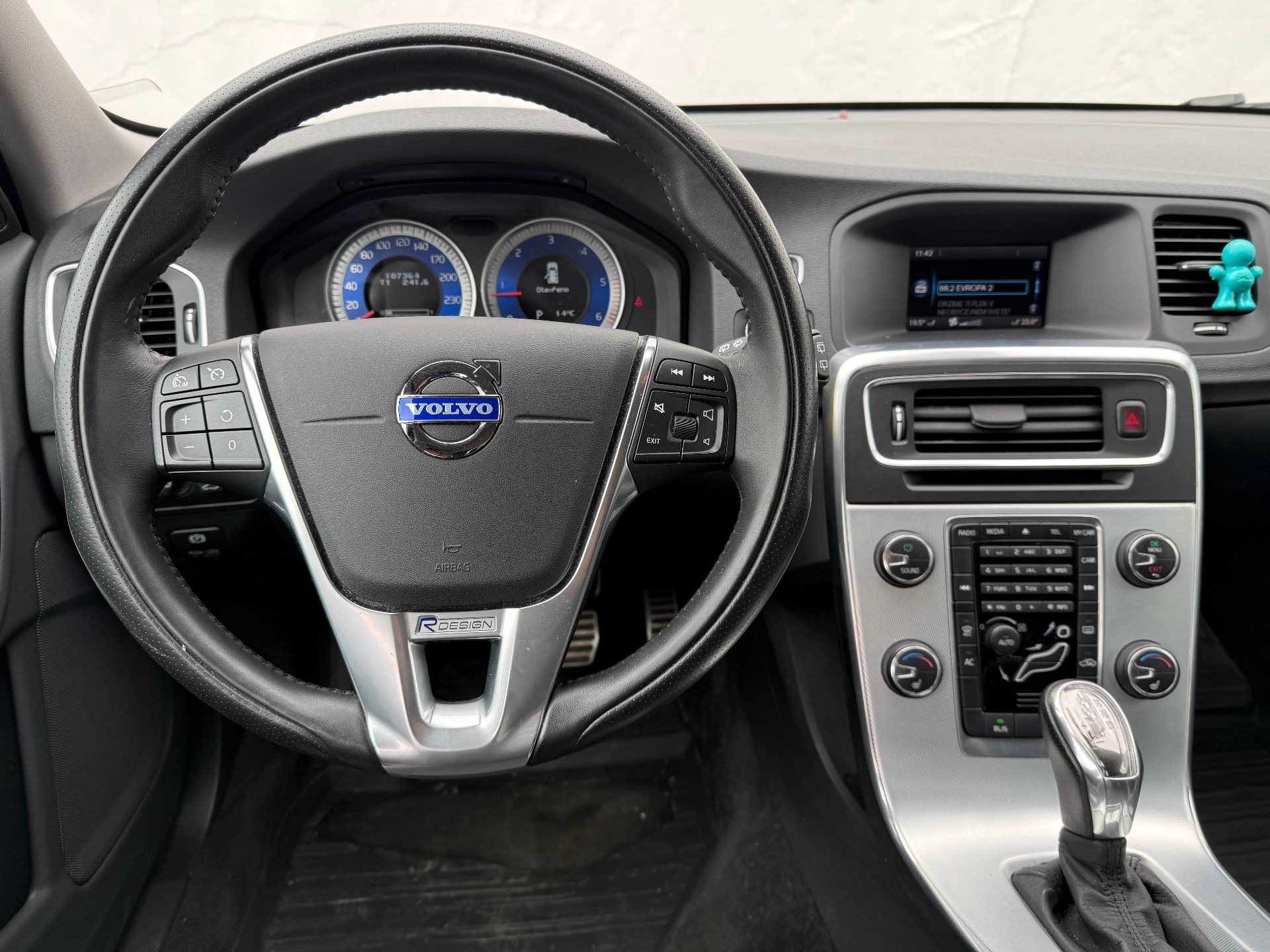 Volvo V60, 2.4 D5 158 kW R-Design AT - fotka 5