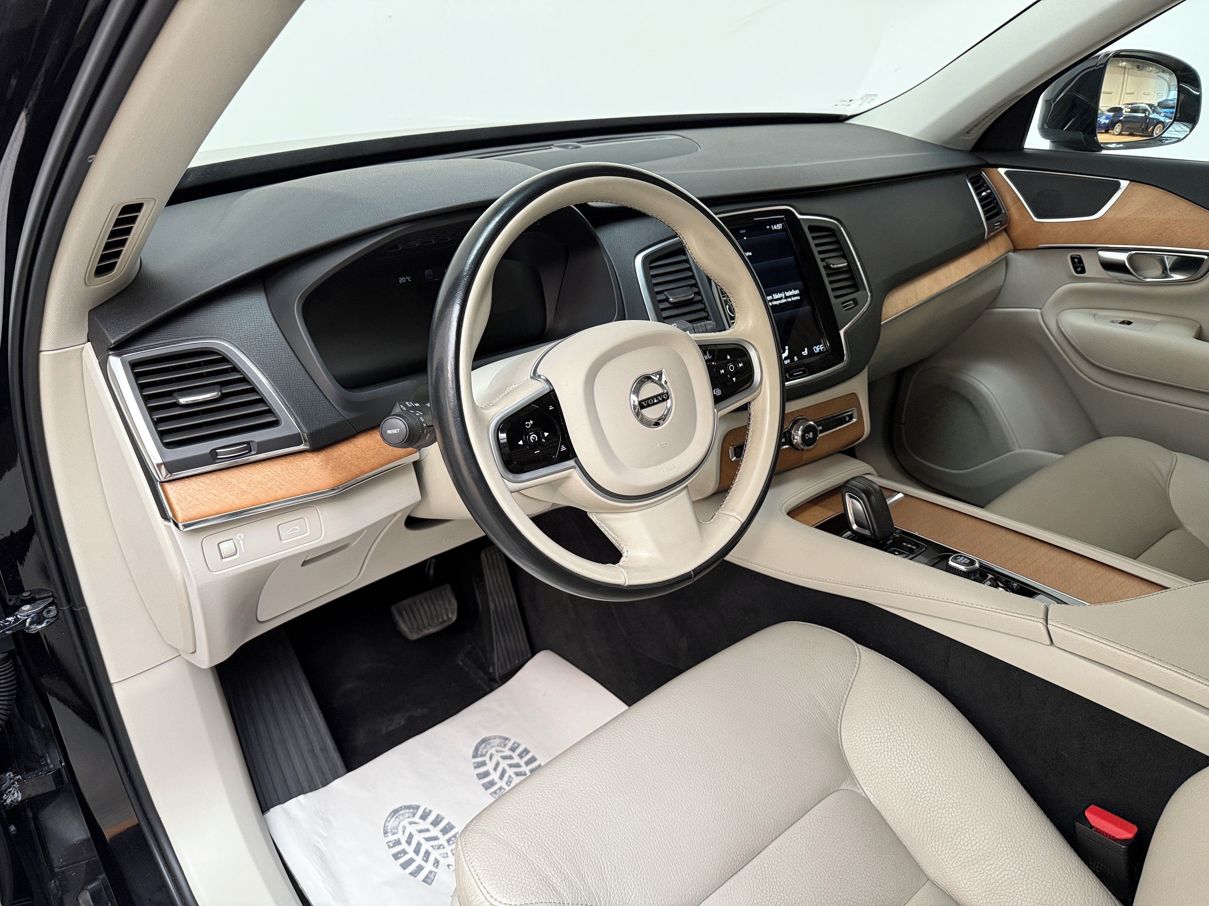 Volvo XC90, B5 AWD Momentum Pro Auto - fotka 5
