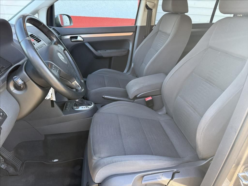 Volkswagen Touran, 2,0 TDi DSG highline 7-míst - fotka 6