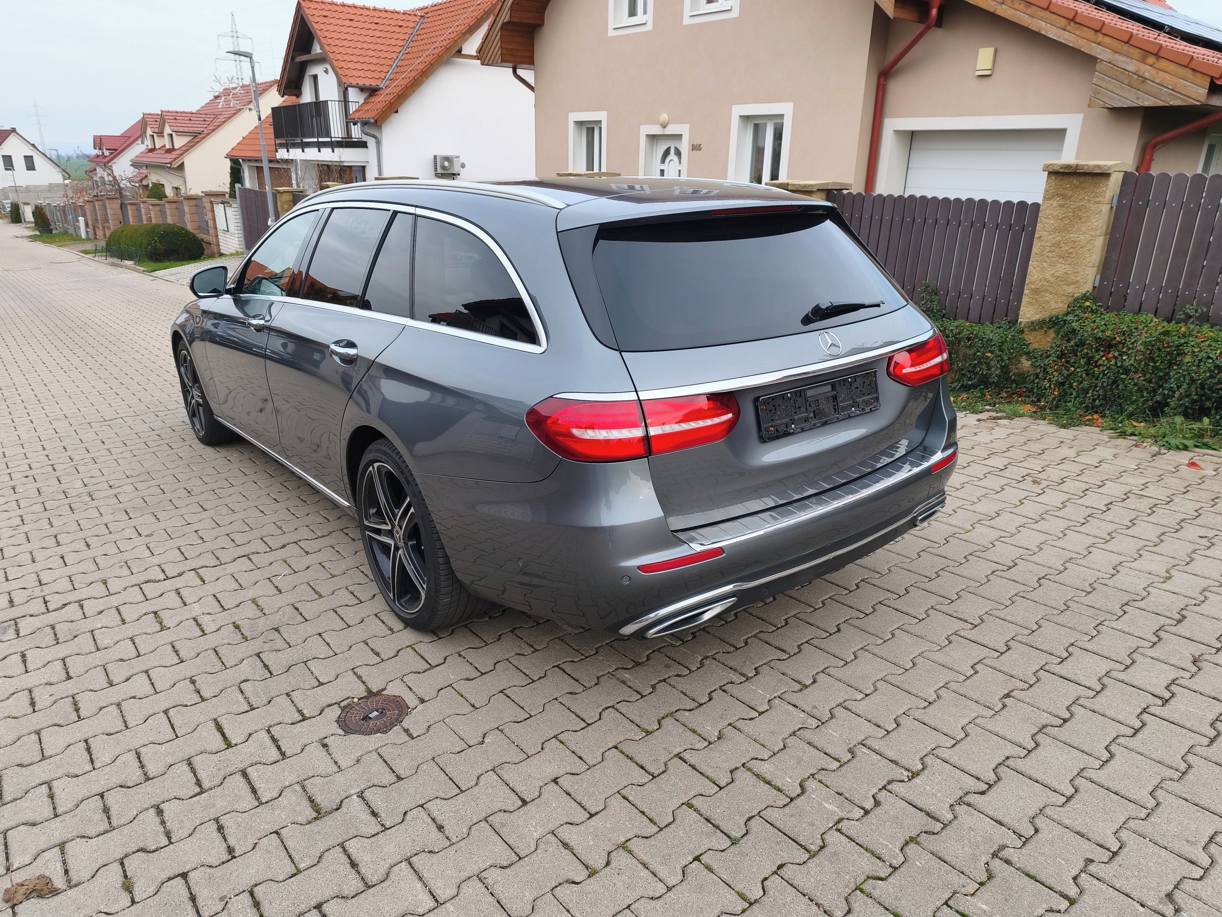 Mercedes-Benz Třídy E, MAXvýb*PANO*ACC*HUD*TAŽNÉ*atd! - fotka 3