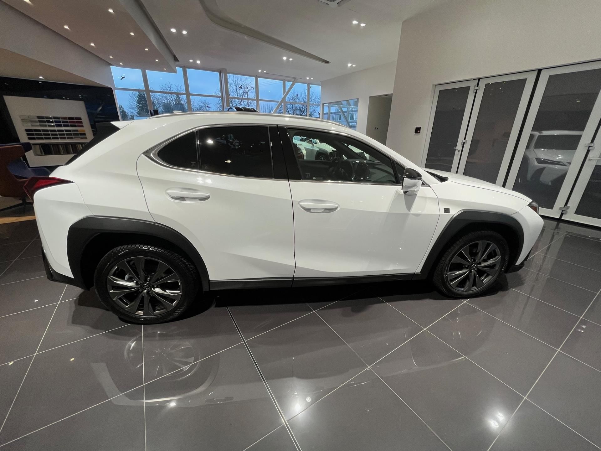 Lexus UX 300h, F Sport Desing - fotka 5