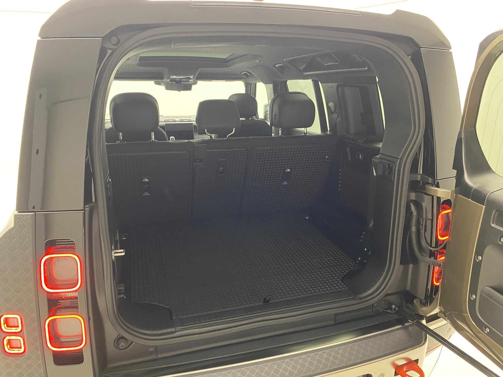 Land Rover Defender, 110 D300 X AWD AUT CZ - fotka 6