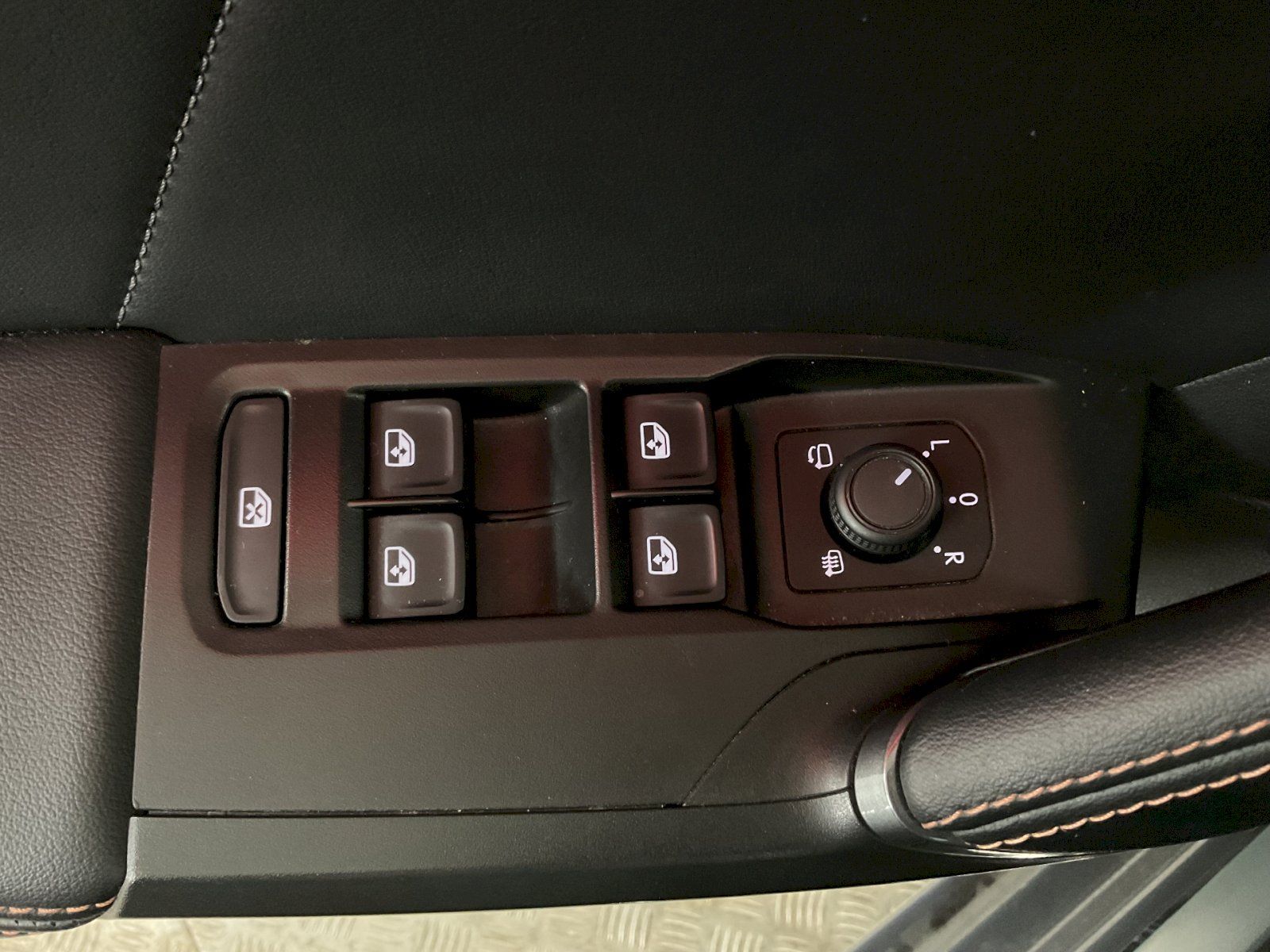 Cupra Leon, 1.5 eTSI 110 kW DSG VZ Line ST - fotka 6