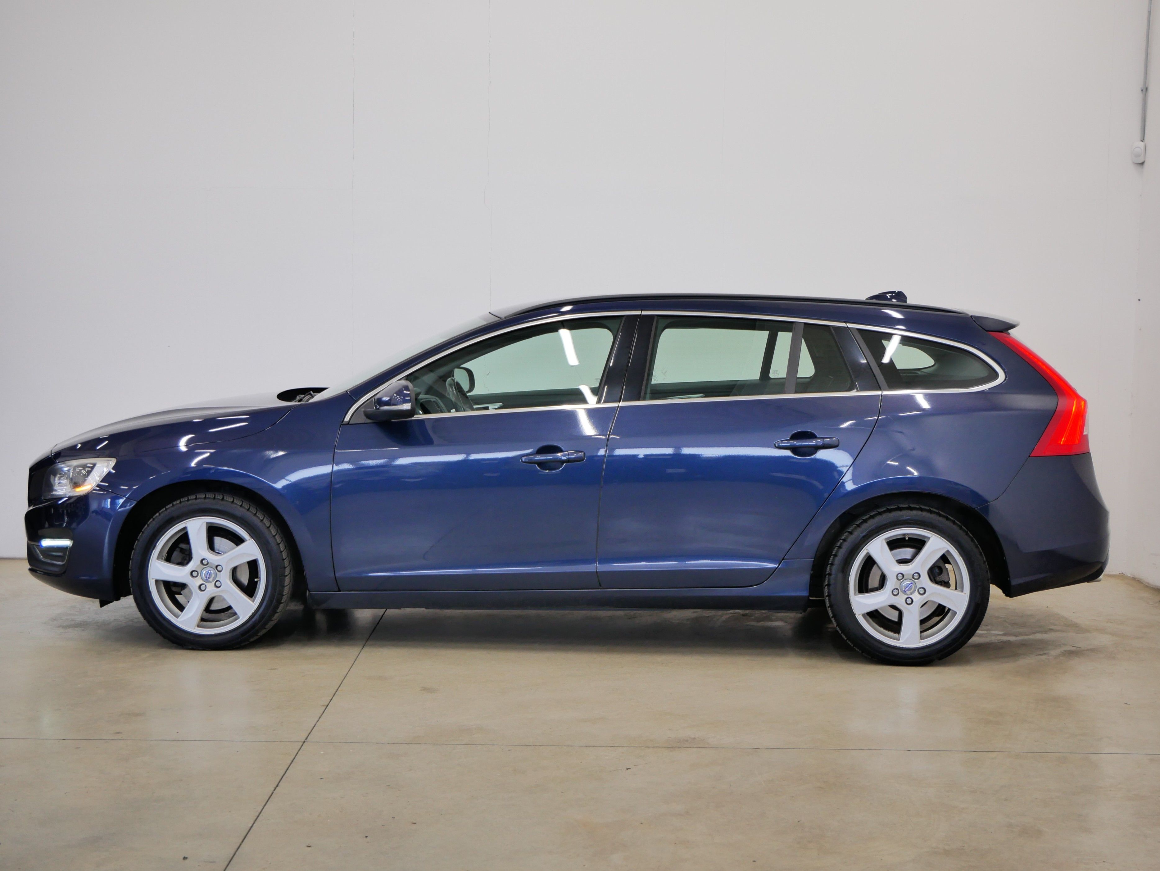 Volvo V60, D4 133kW Momentum - fotka 3
