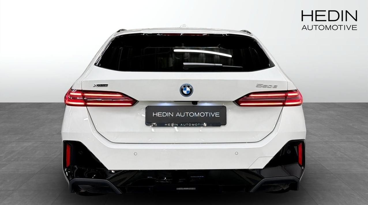 BMW Řada 5, 550e AWD Touring MSport B&W - fotka 4