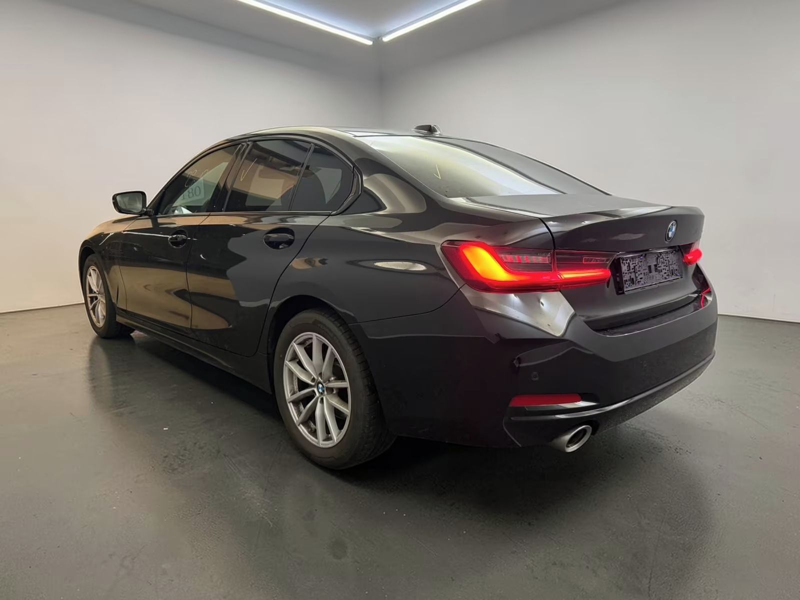 BMW Řada 3, 320d xDrive Lim. SHADOW-LINE - fotka 2