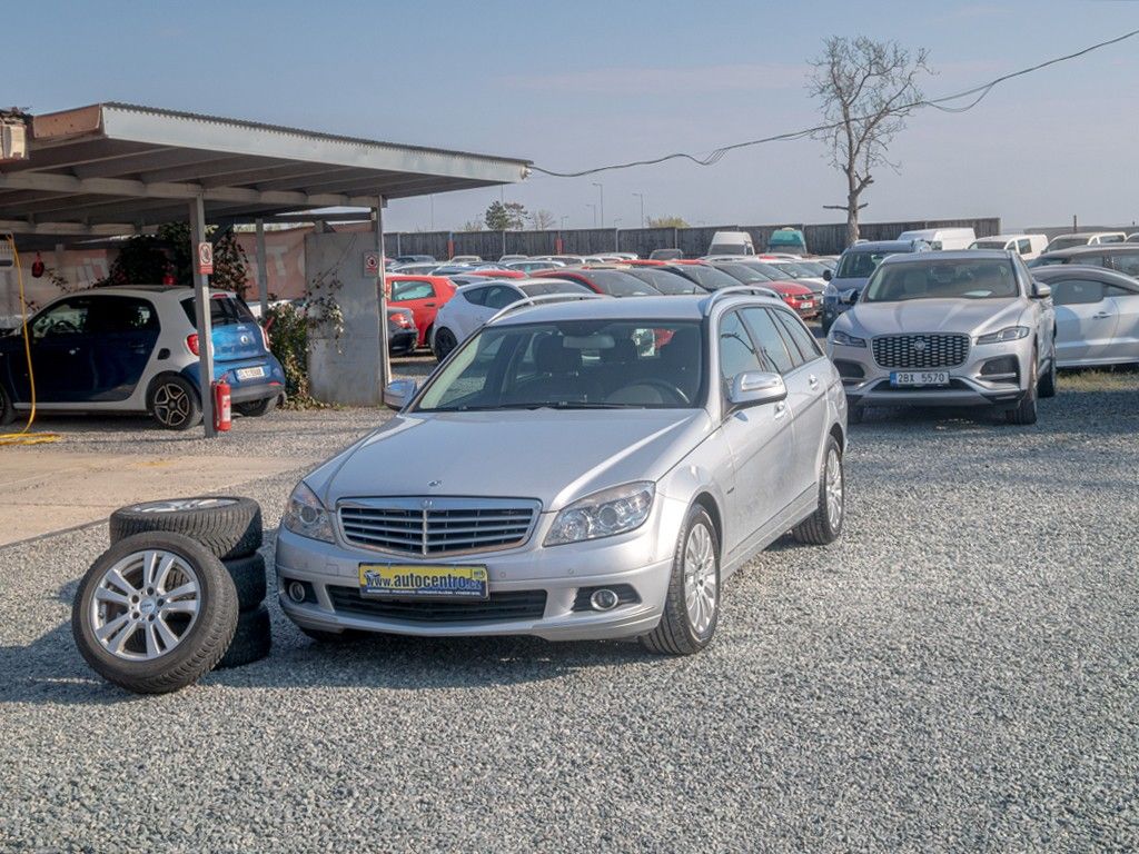 Mercedes-Benz Třídy C, 200 135KW mat – NAVIGACE