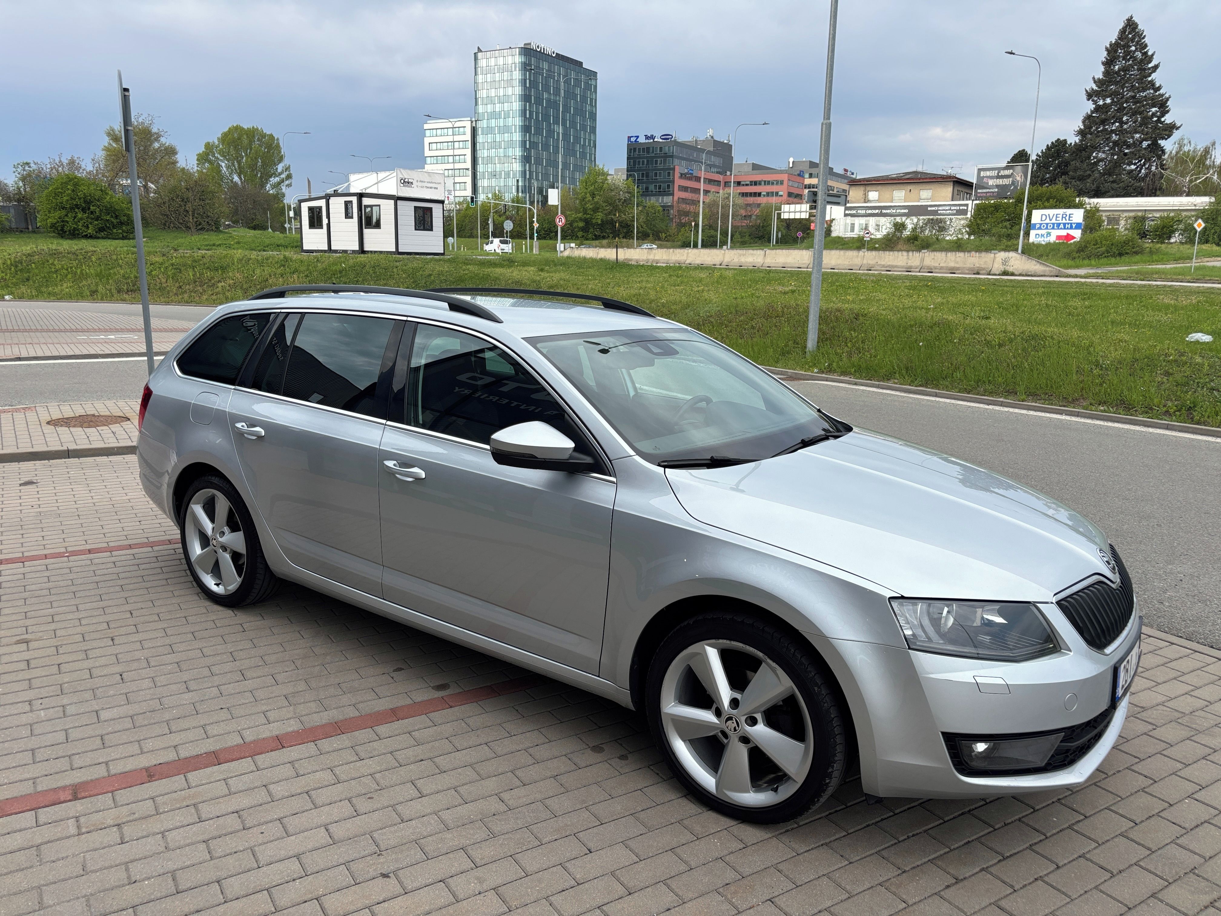 Škoda Octavia, 1.6TDi 81kW DSG Sport - fotka 4