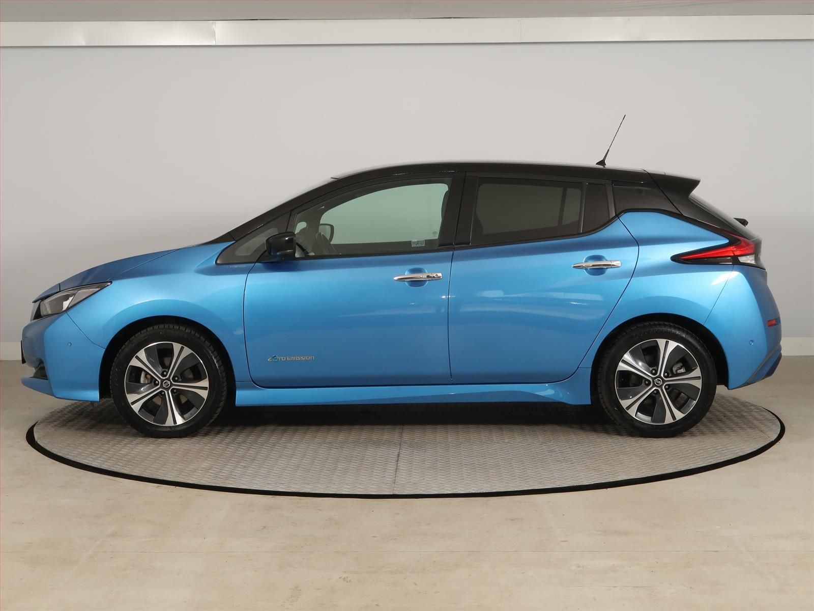 Nissan LEAF, 40 kWh, SoH 90%, Automat, ČR - fotka 3