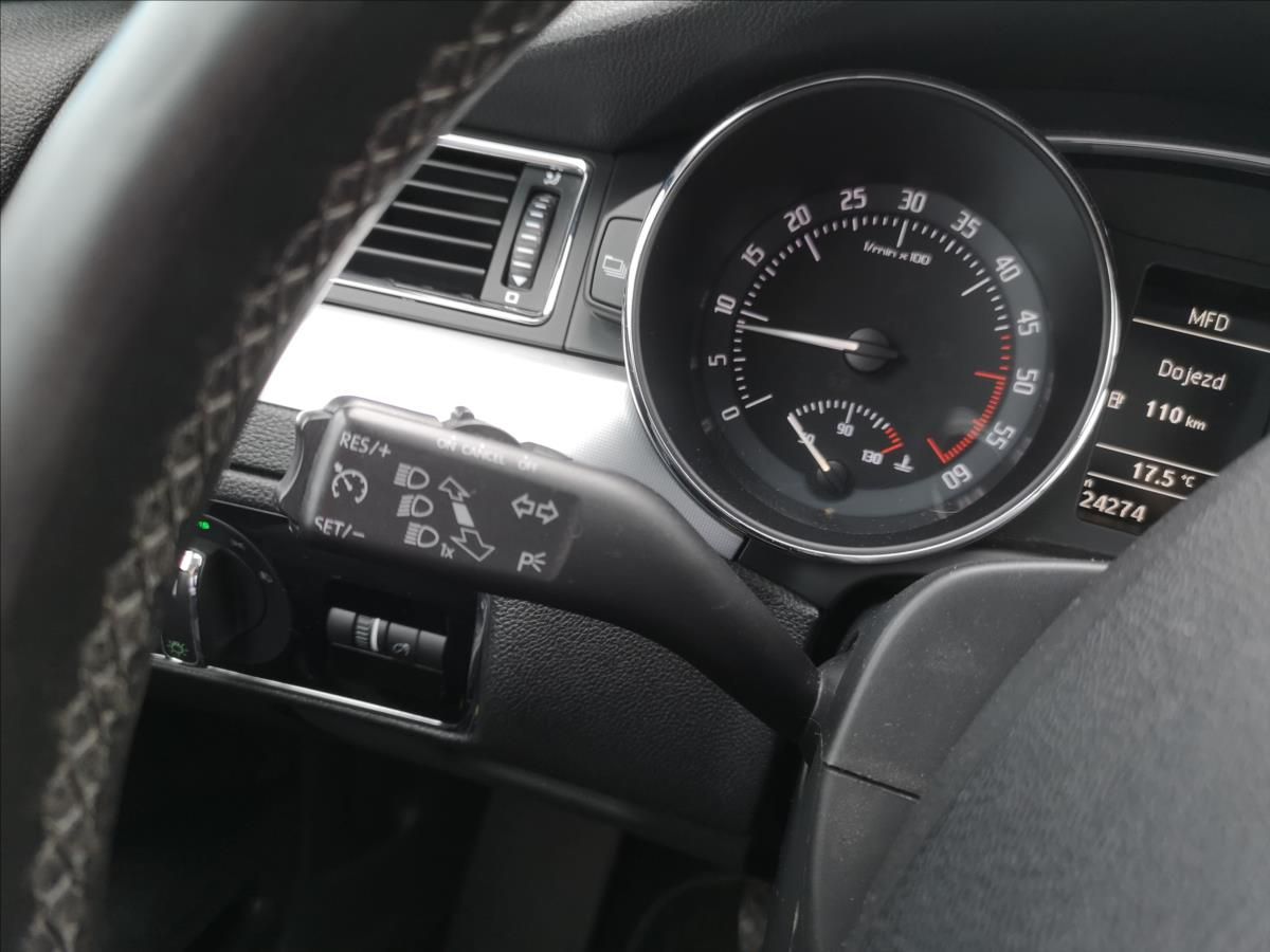 Škoda Superb, 2,0 TDi pravidelný servis, TOP - fotka 6