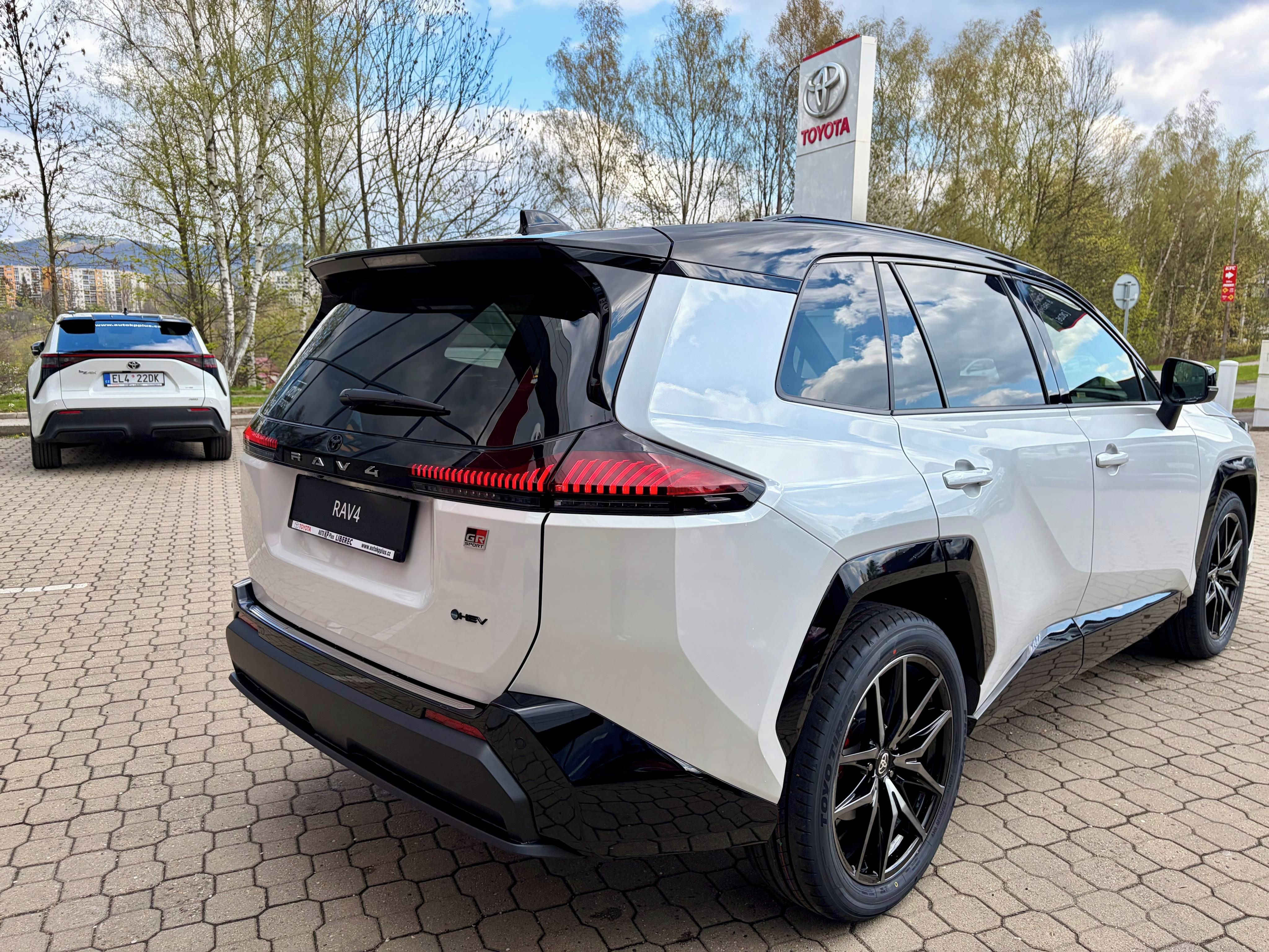 Toyota Rav4, 2,5 4x4 194k GR Sport 2026 - fotka 4