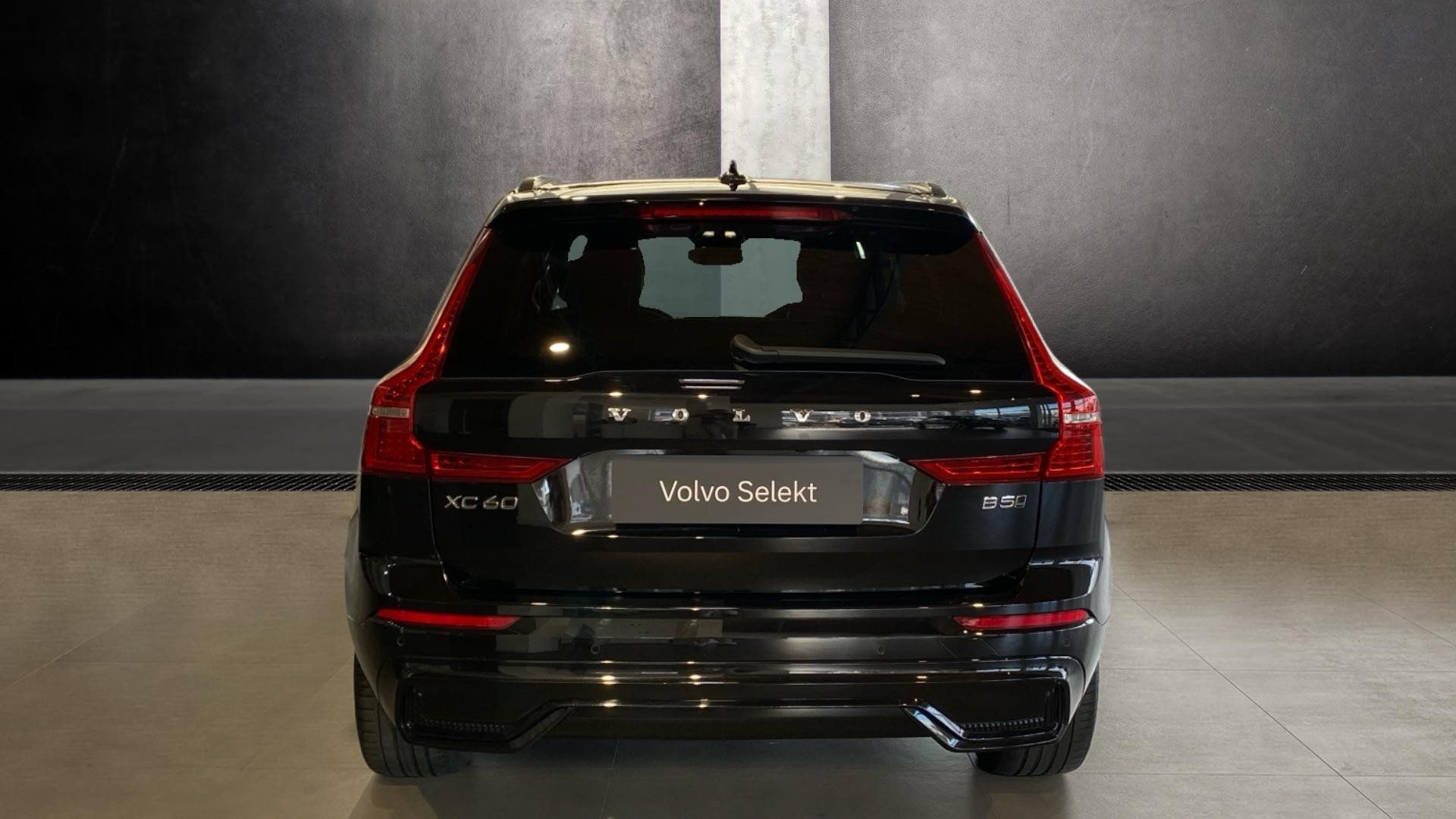Volvo XC60, R-DESIGN, B5 AWD, 173+10 kW / - fotka 3