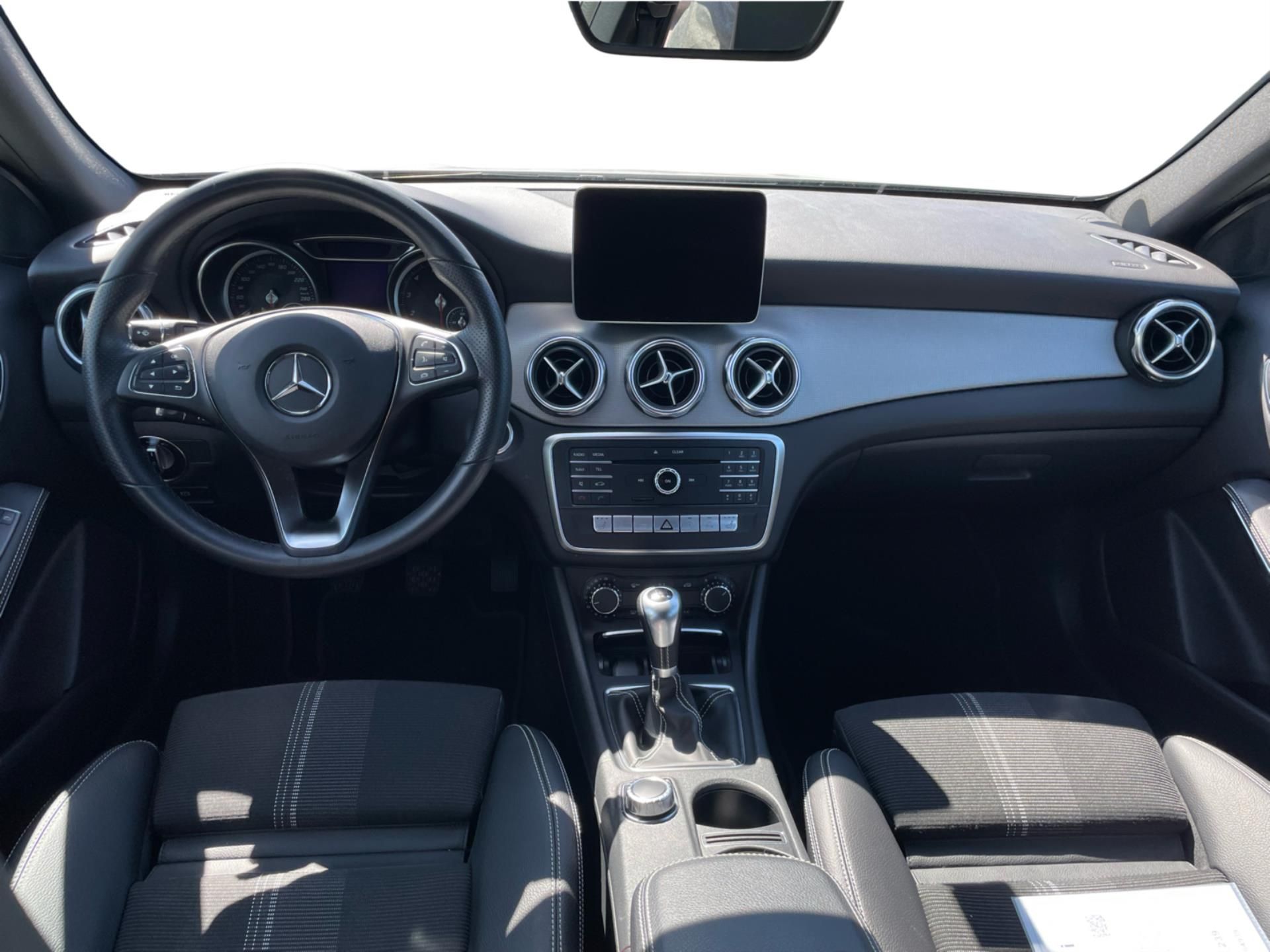 Mercedes-Benz GLA, 180 i - fotka 5
