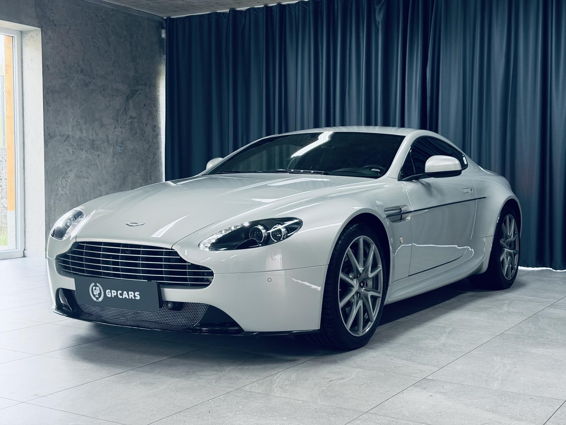 Aston Martin V8 Vantage, 4.7L V8 - fotka 3