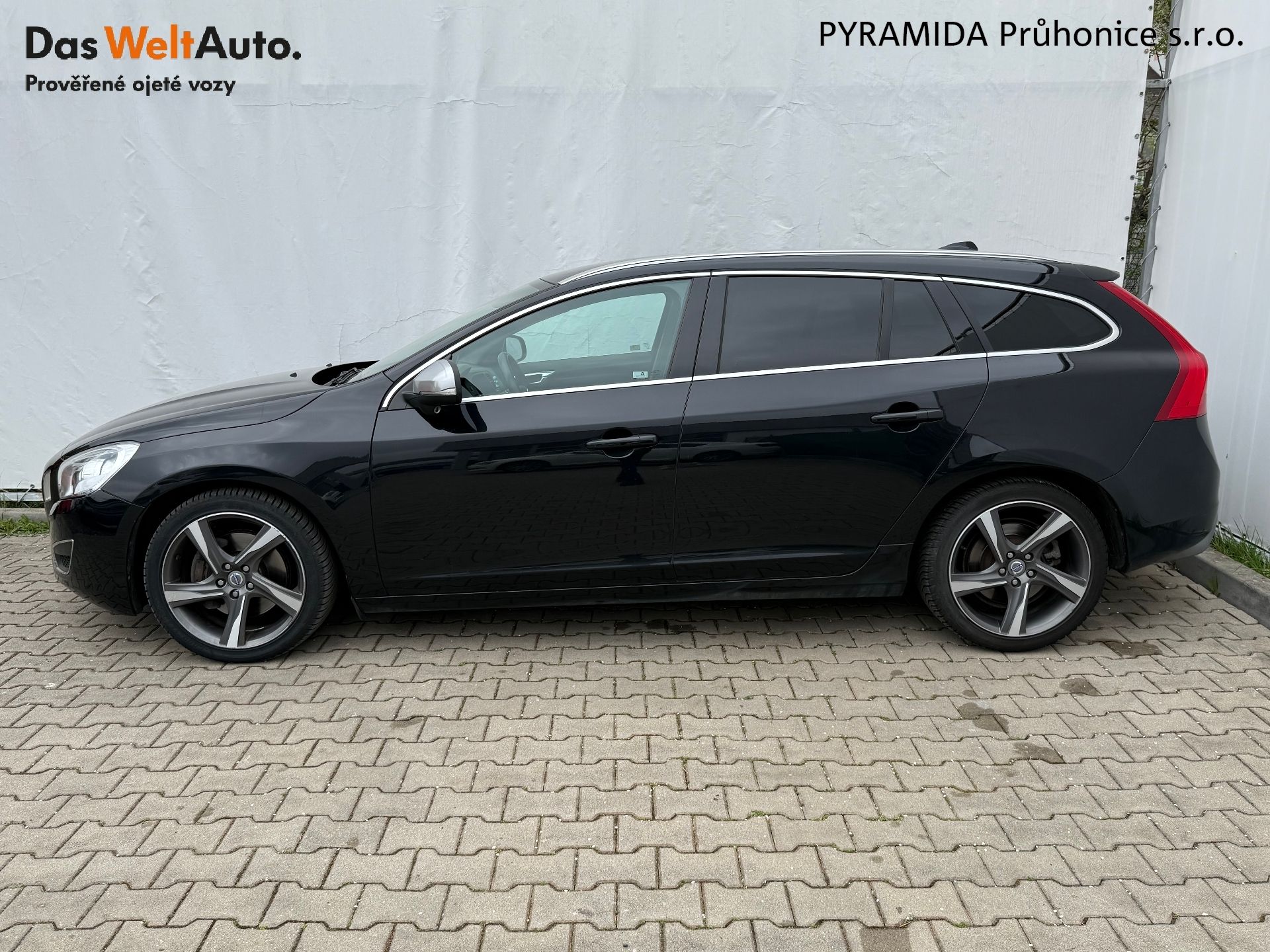 Volvo V60, 2.4 D5 158 kW R-Design AT - fotka 3
