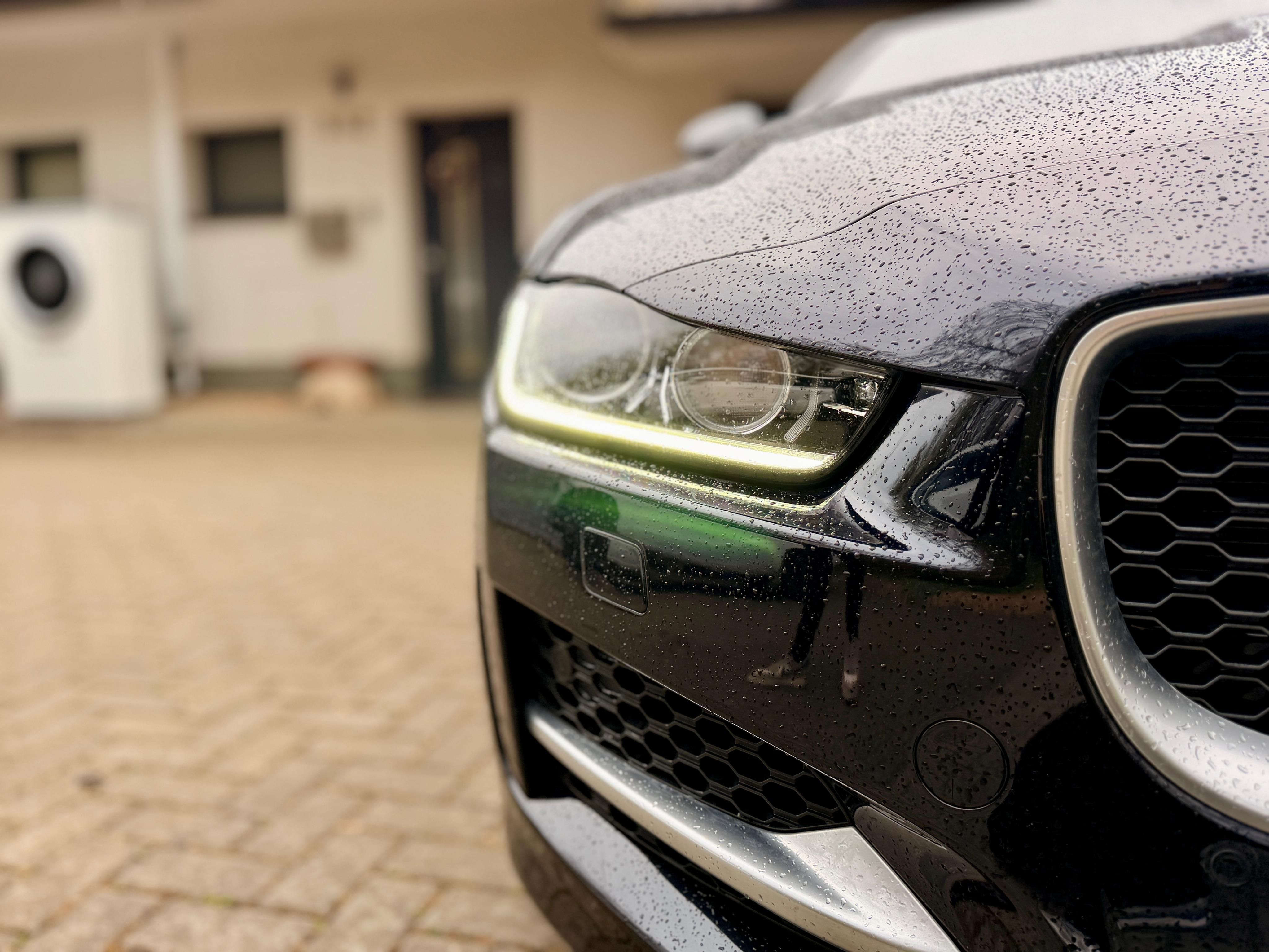Jaguar XE, R-Sport 20d AWD 132kw - fotka 6