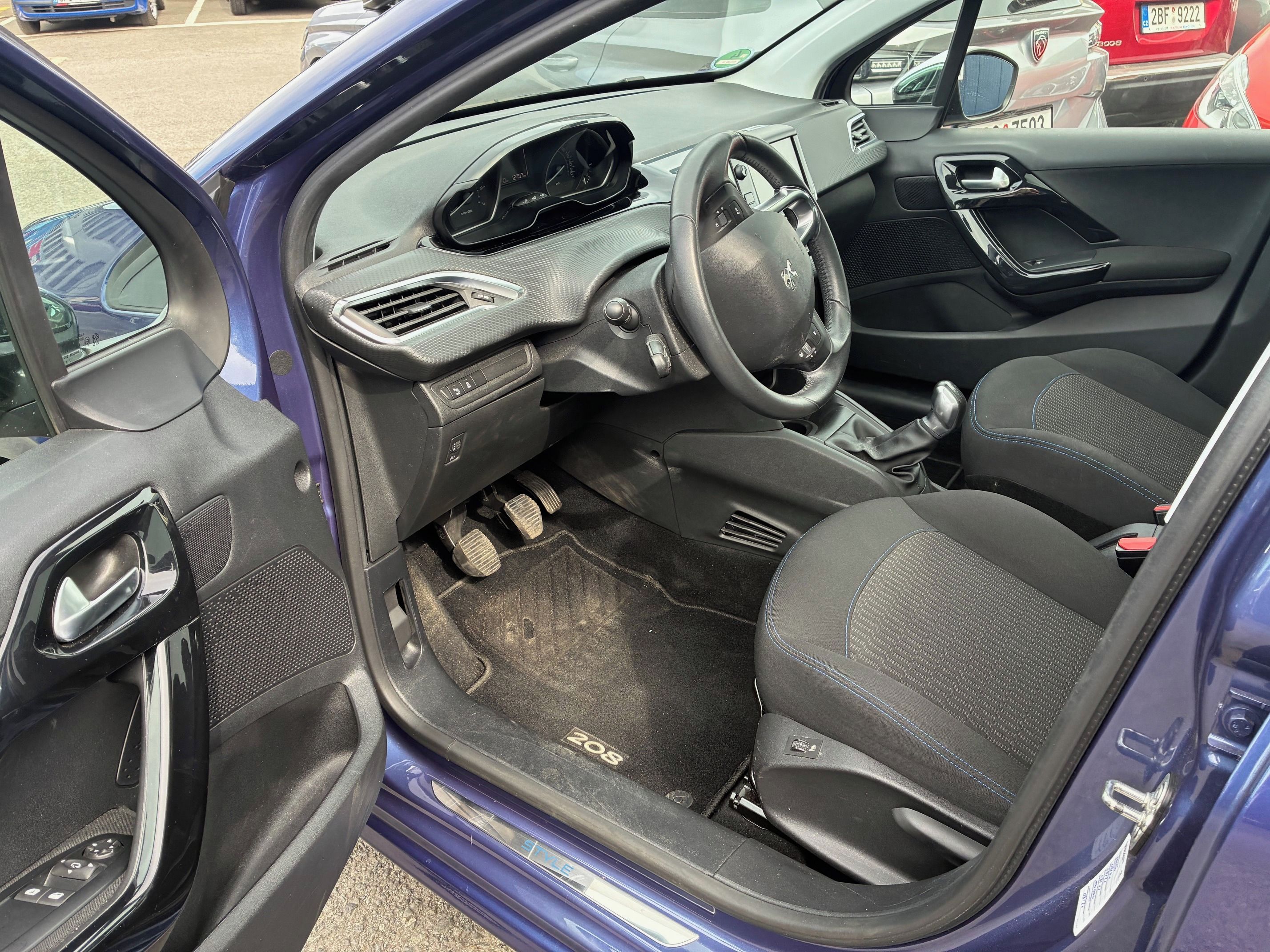 Peugeot 208, 1,2 PureTech STYLE Panorama - fotka 5