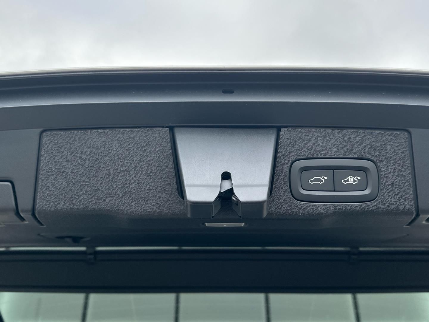Volvo XC60, 2.0T6 AWD 293kW 4x4  PLUS DARK - fotka 5