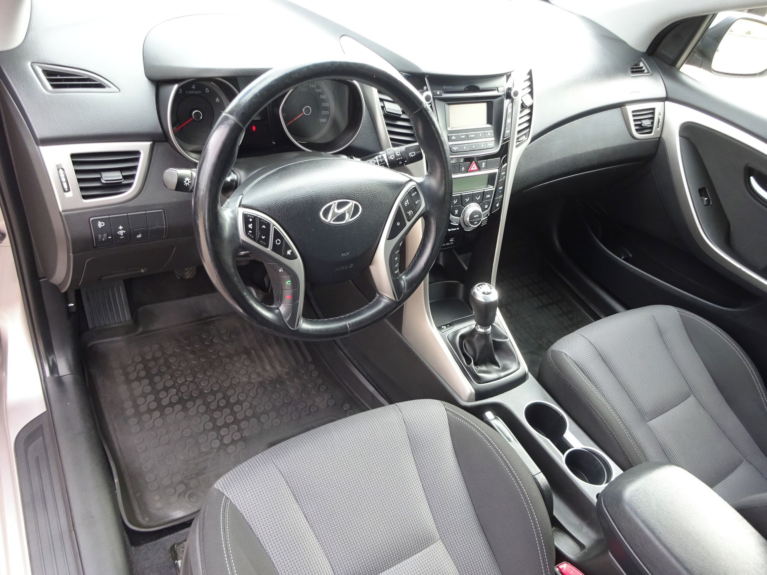 Hyundai i30, 1.6i 2.Maj.serv.kníž.ČR 88 kw - fotka 5