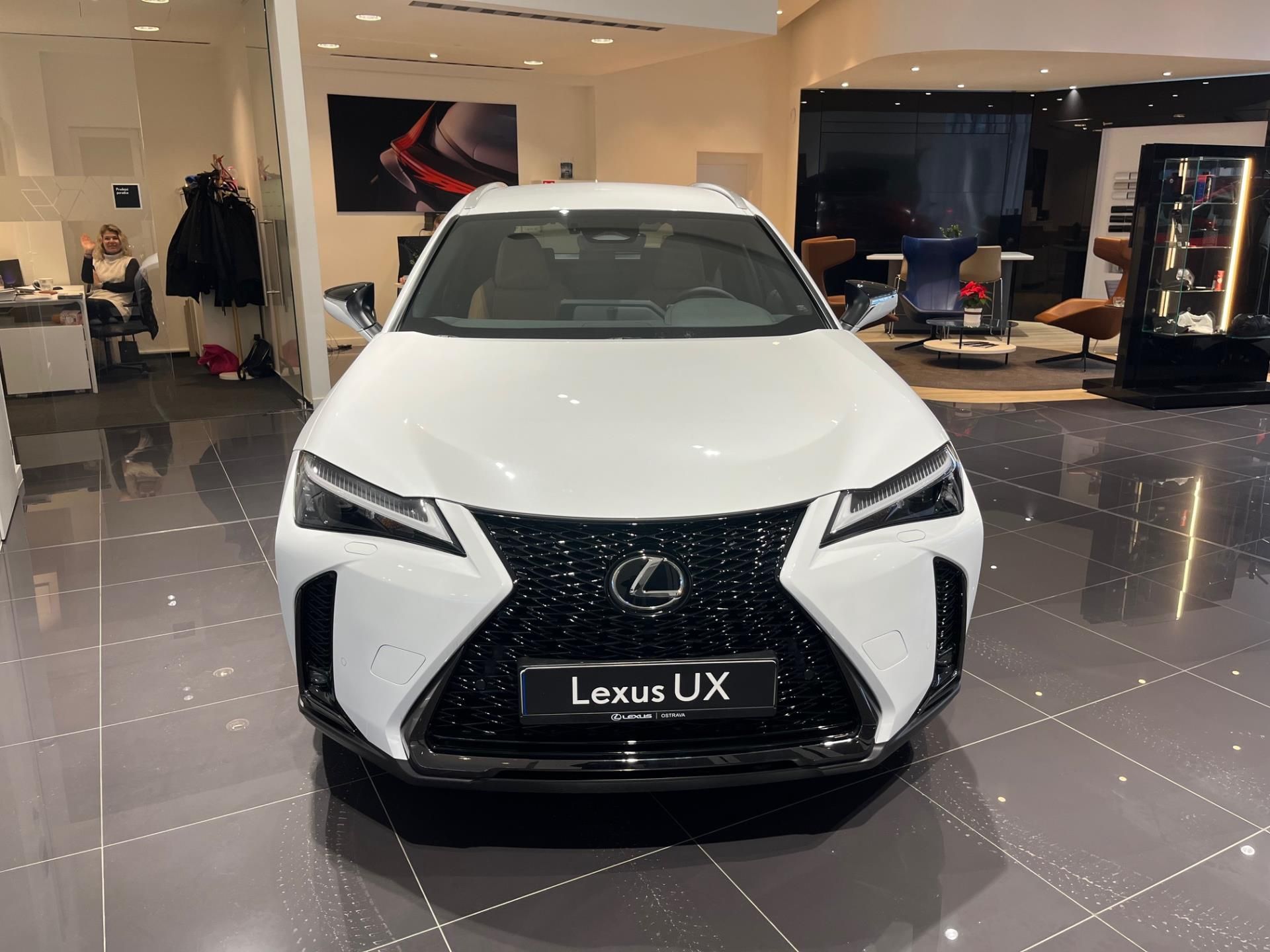Lexus UX 300h, F Sport Desing - fotka 2